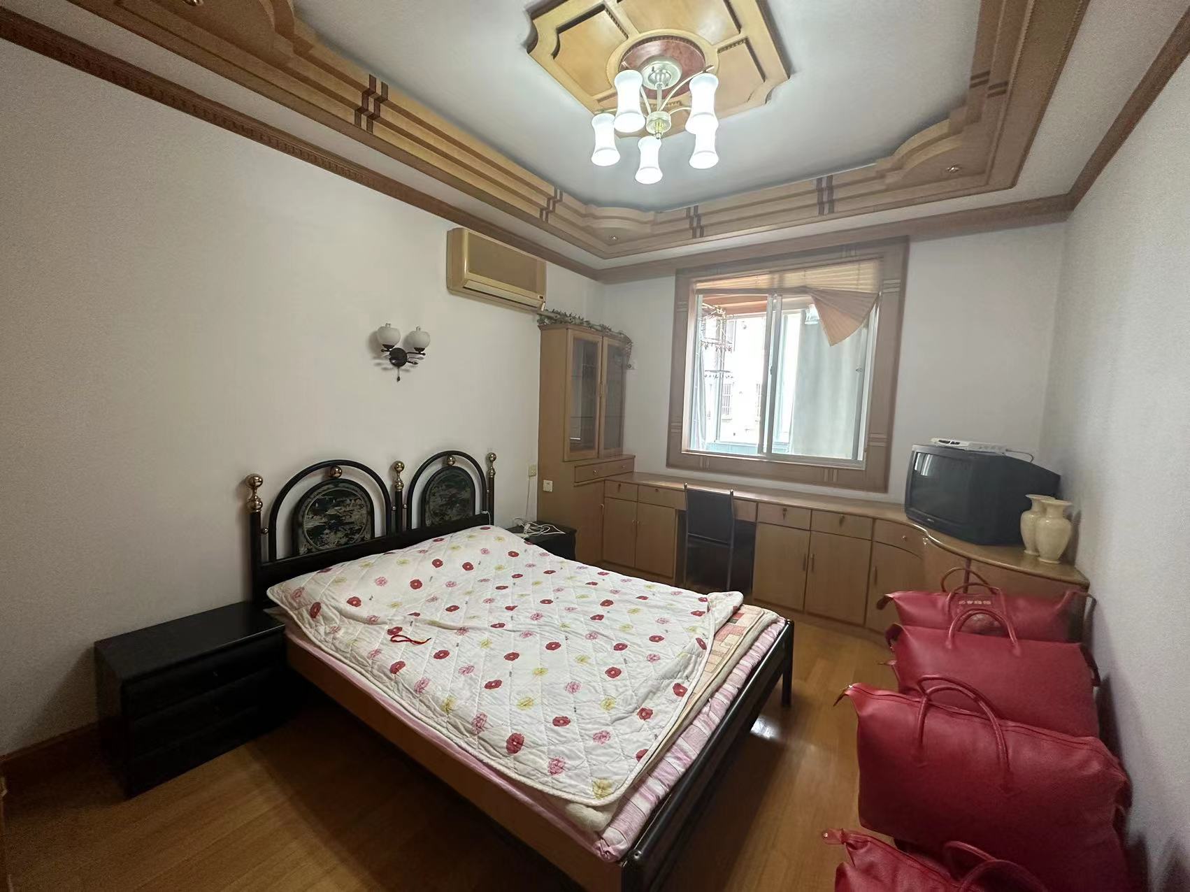 华德公寓 4室2厅2卫 150m&sup2;