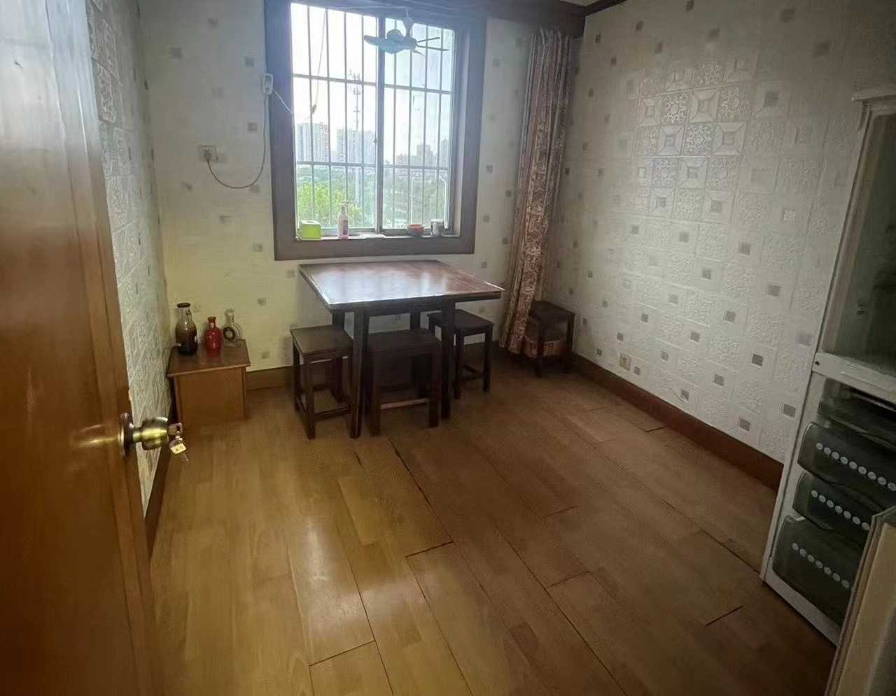 北濠桥东村 4室2厅1卫 120m&sup2;