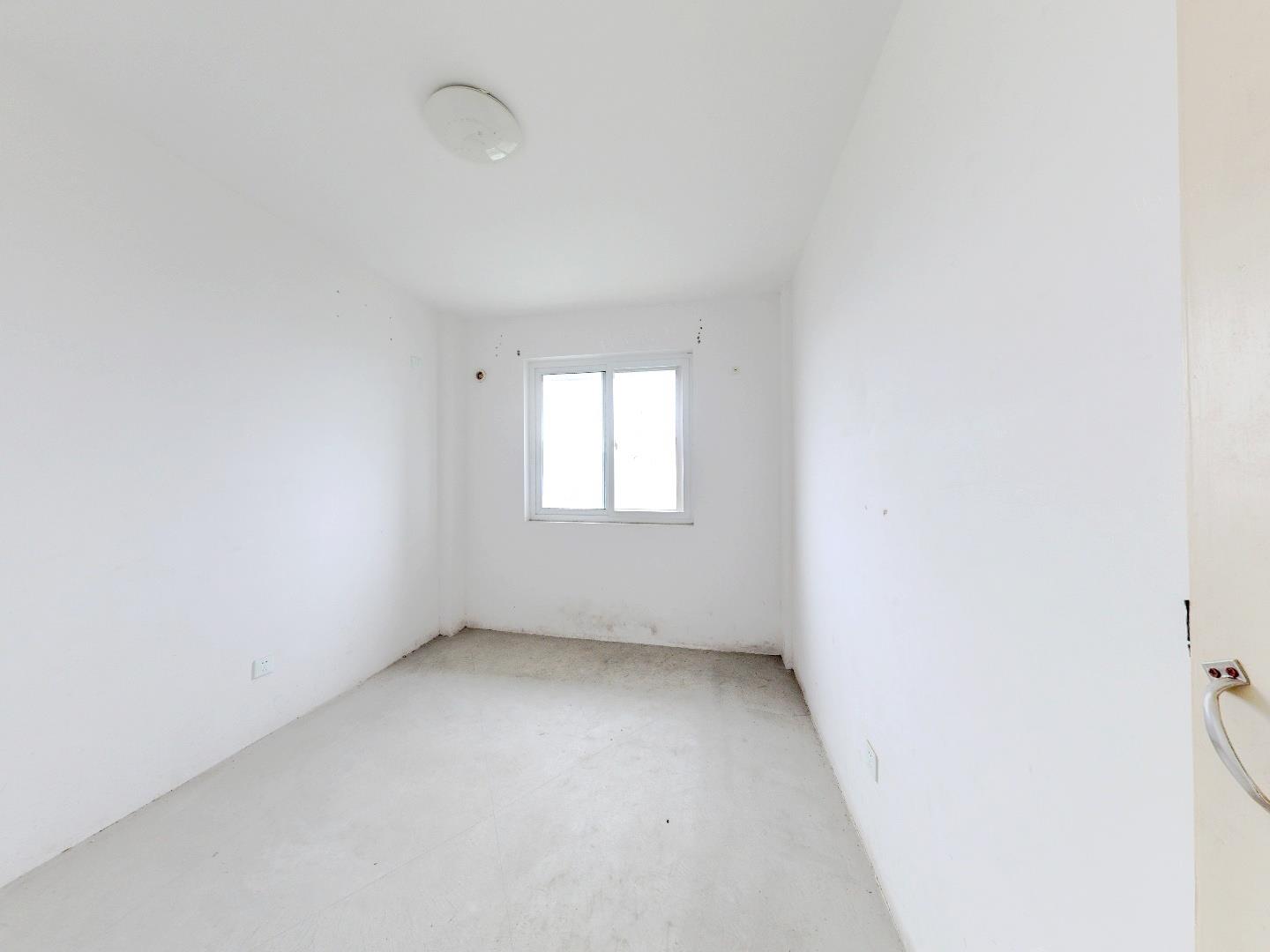 新华佳园 3室2厅2卫 134m&sup2;