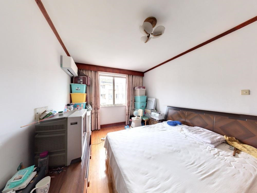 虹桥北村 3室2厅1卫 134m&sup2;