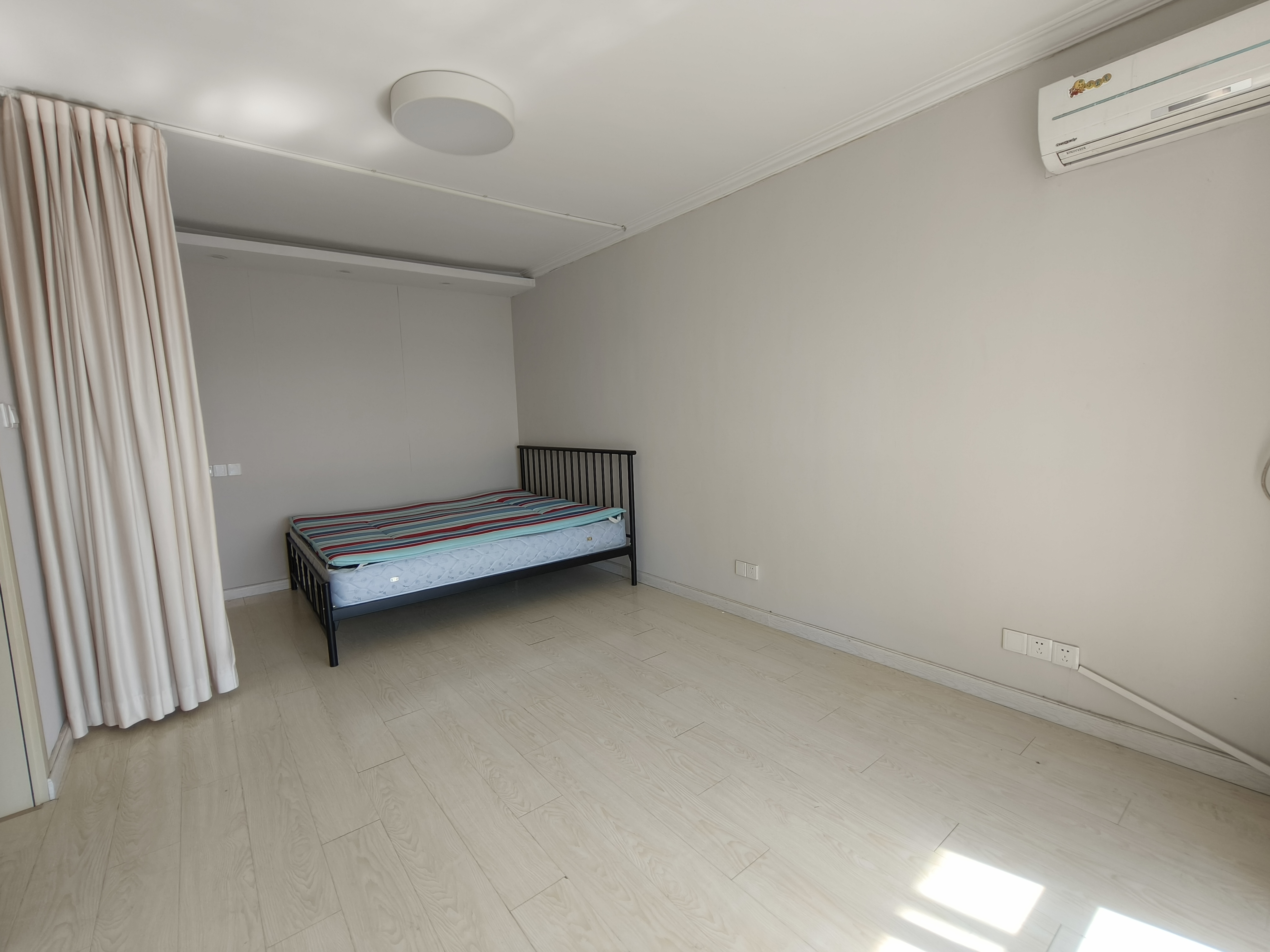 王府大厦 3室2厅2卫 162m&sup2;