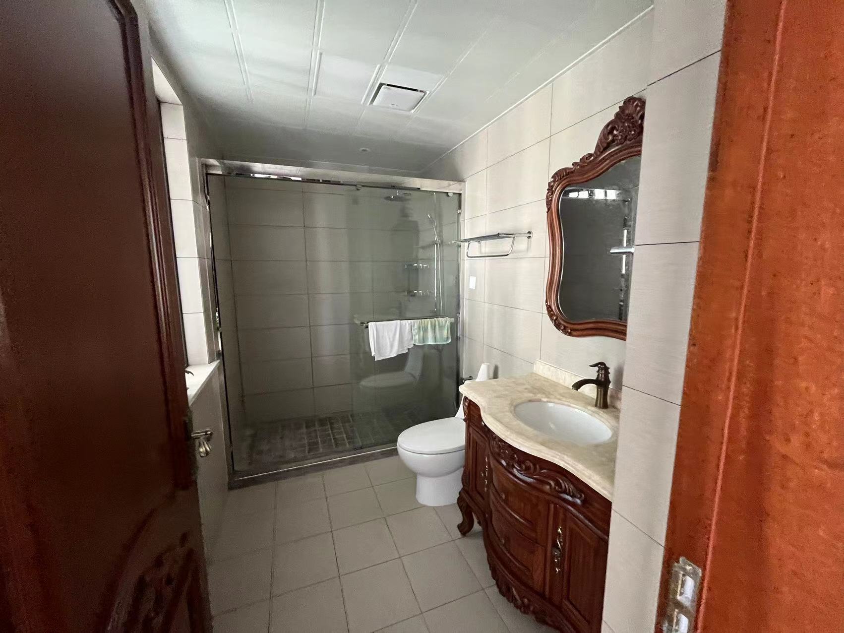 罗福宫 4室2厅2卫 188m&sup2;