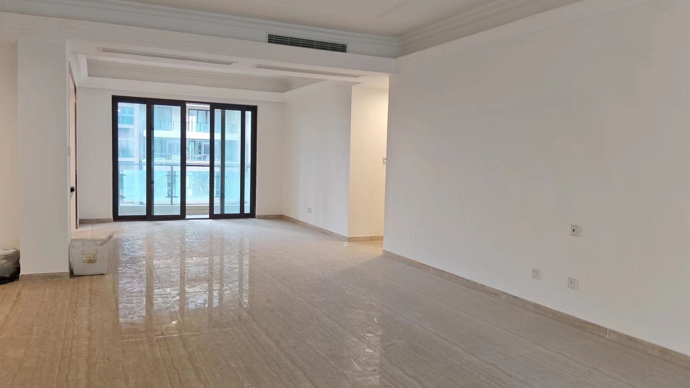 碧桂园时代悦城 5室2厅2卫 270.00m&sup2;