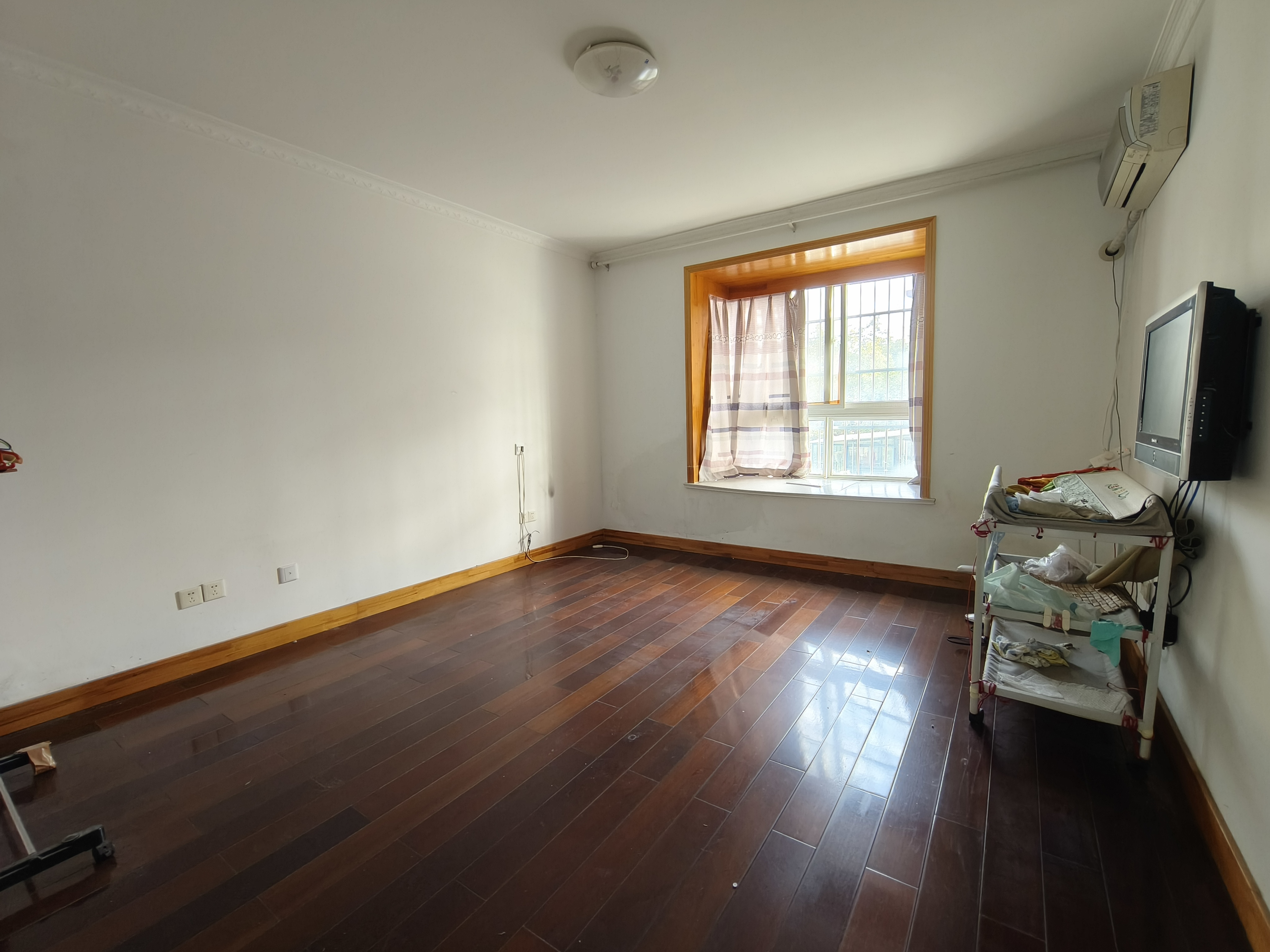 新龙花苑 4室2厅2卫 165m&sup2;