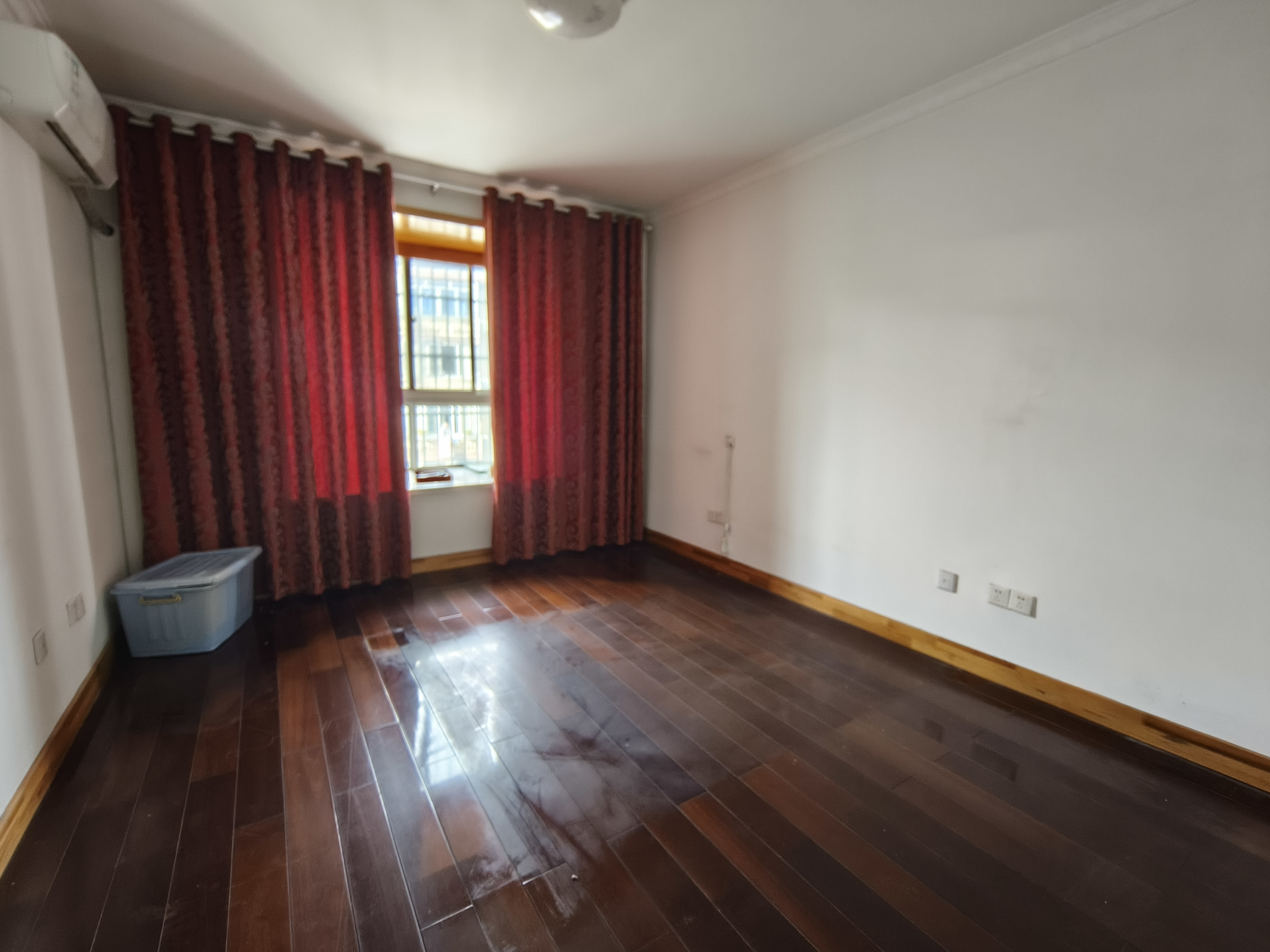 新龙花苑 4室2厅2卫 165m&sup2;