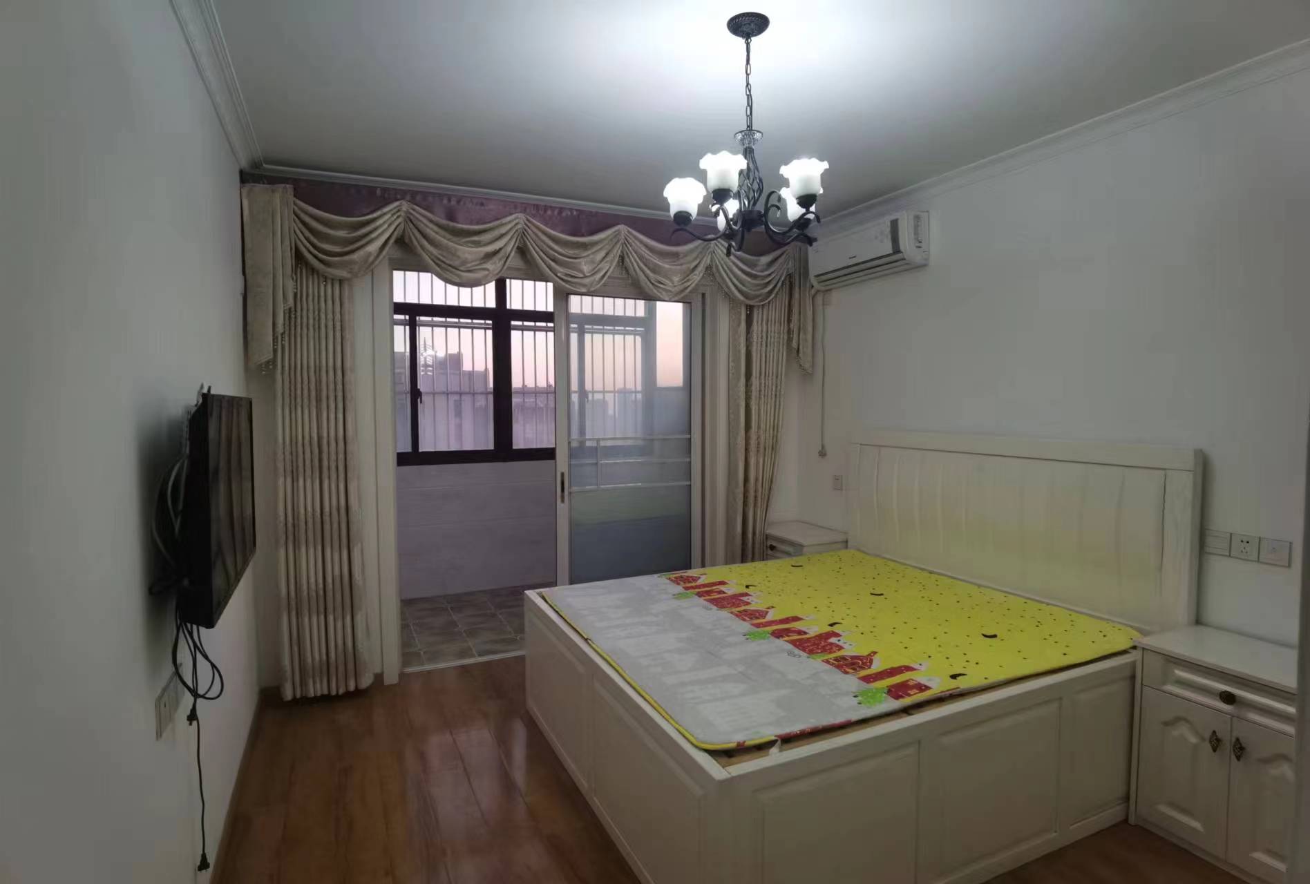 学士府 3室2厅1卫 135.00m&sup2;