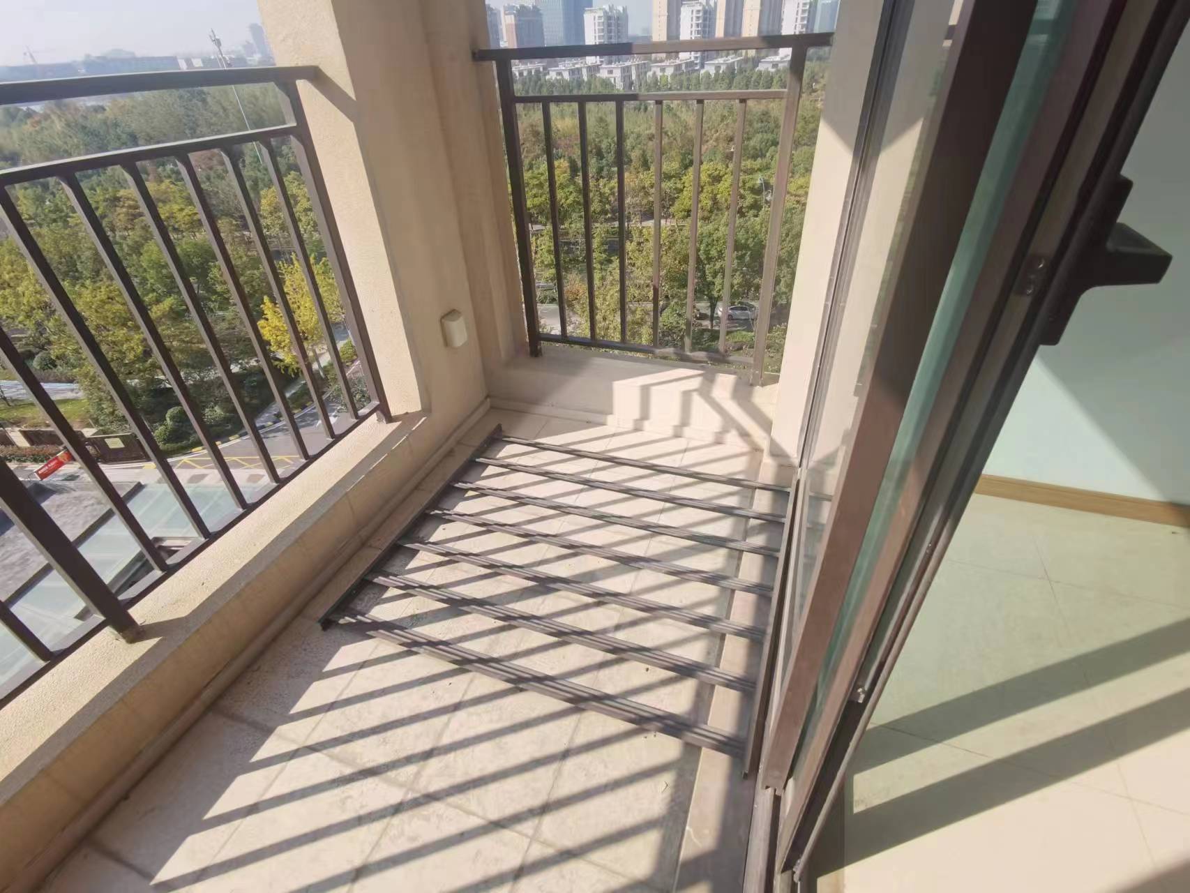 绿地新里城 3室2厅1卫 90m&sup2;