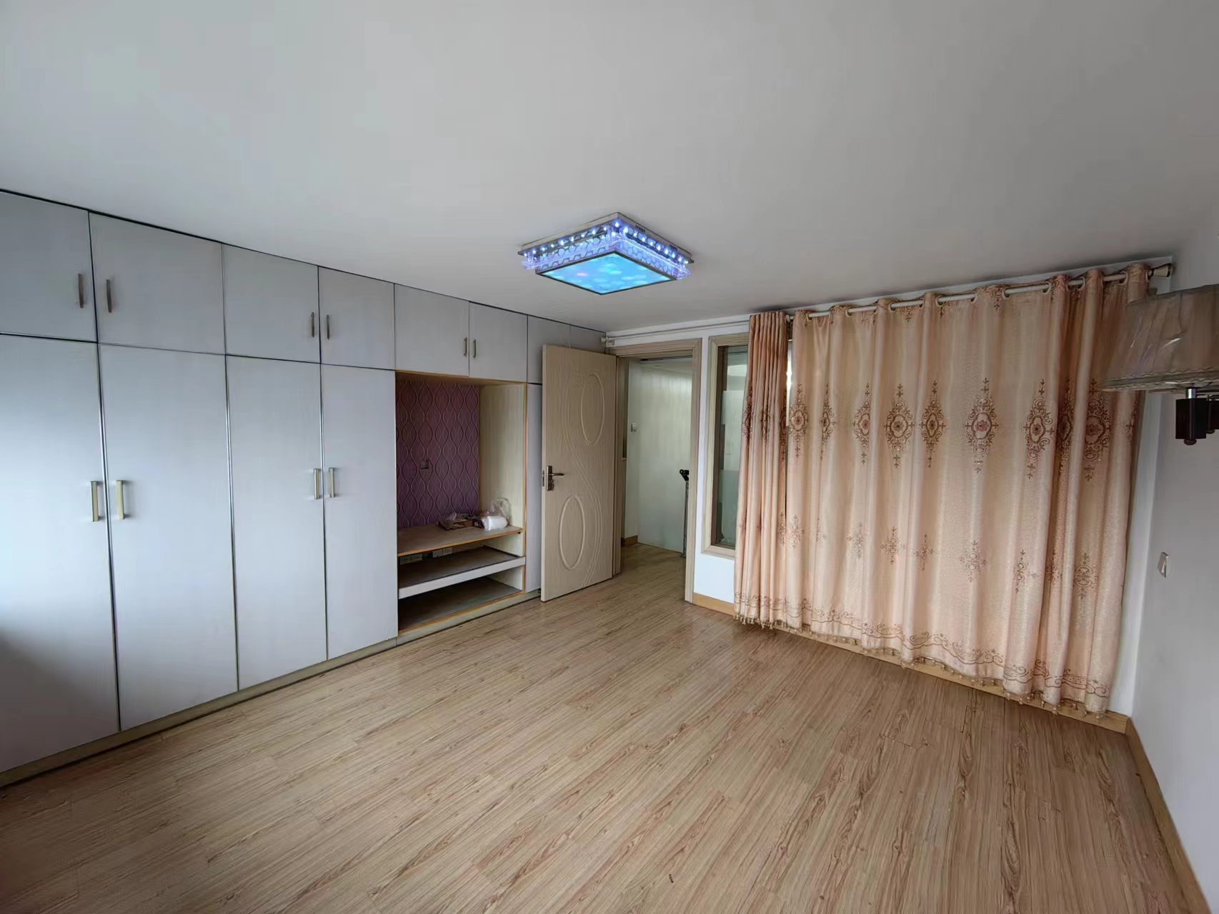 鸿运大厦 2室1厅1卫 65m&sup2;