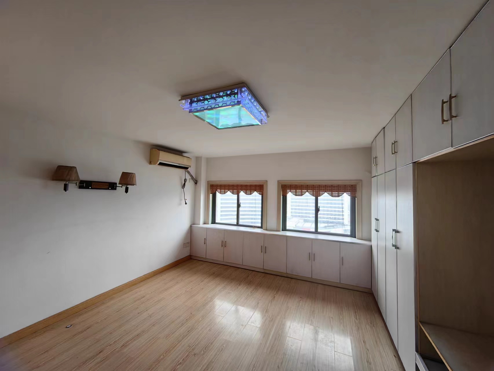 鸿运大厦 2室1厅1卫 65m&sup2;