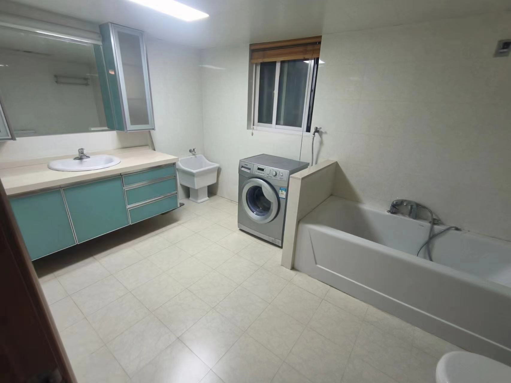 鸿运大厦 3室1厅2卫 120m&sup2;