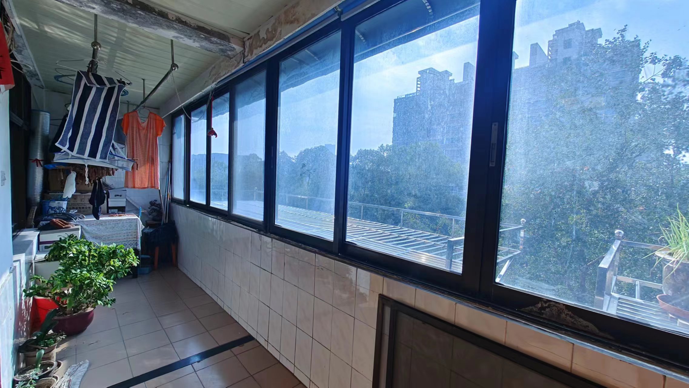 八角亭东一区 3室2厅2卫 126m&sup2;