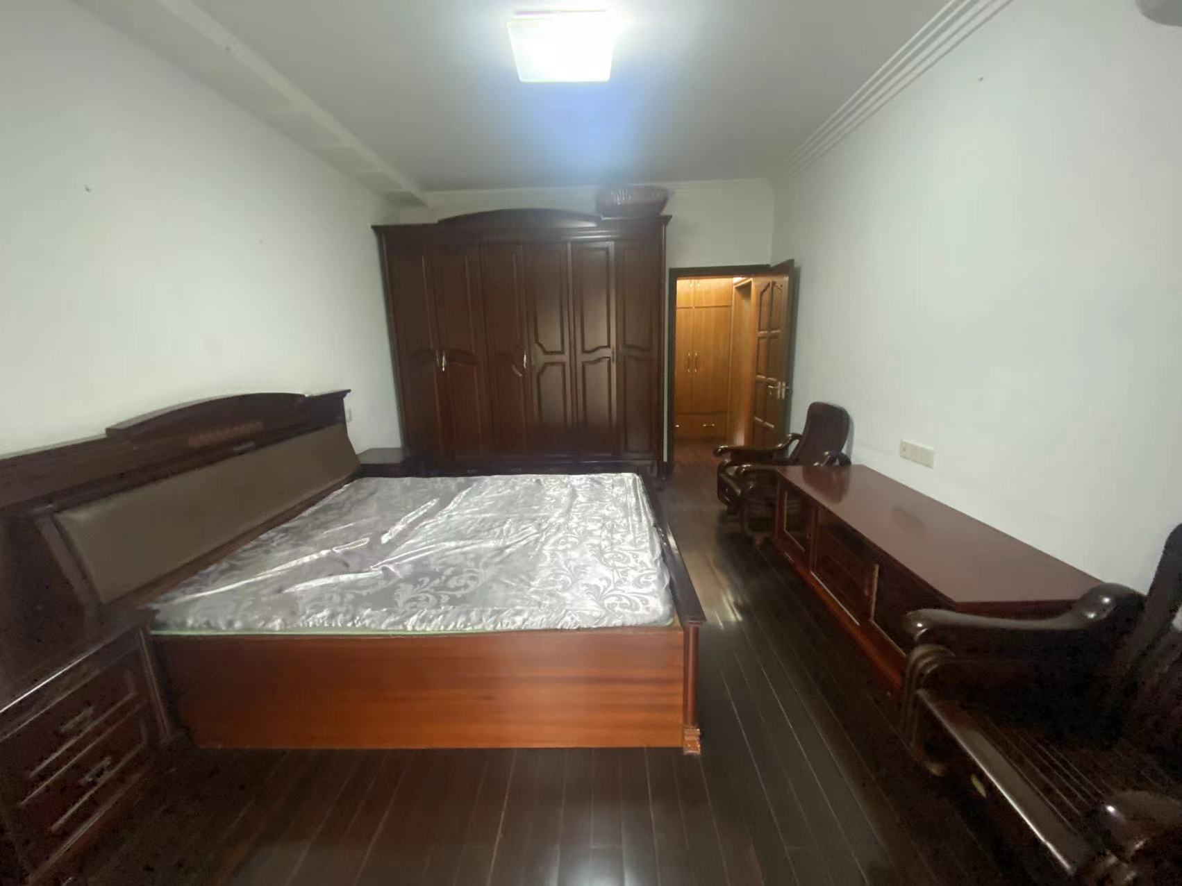 爱玛花苑 3室2厅1卫 135m&sup2;