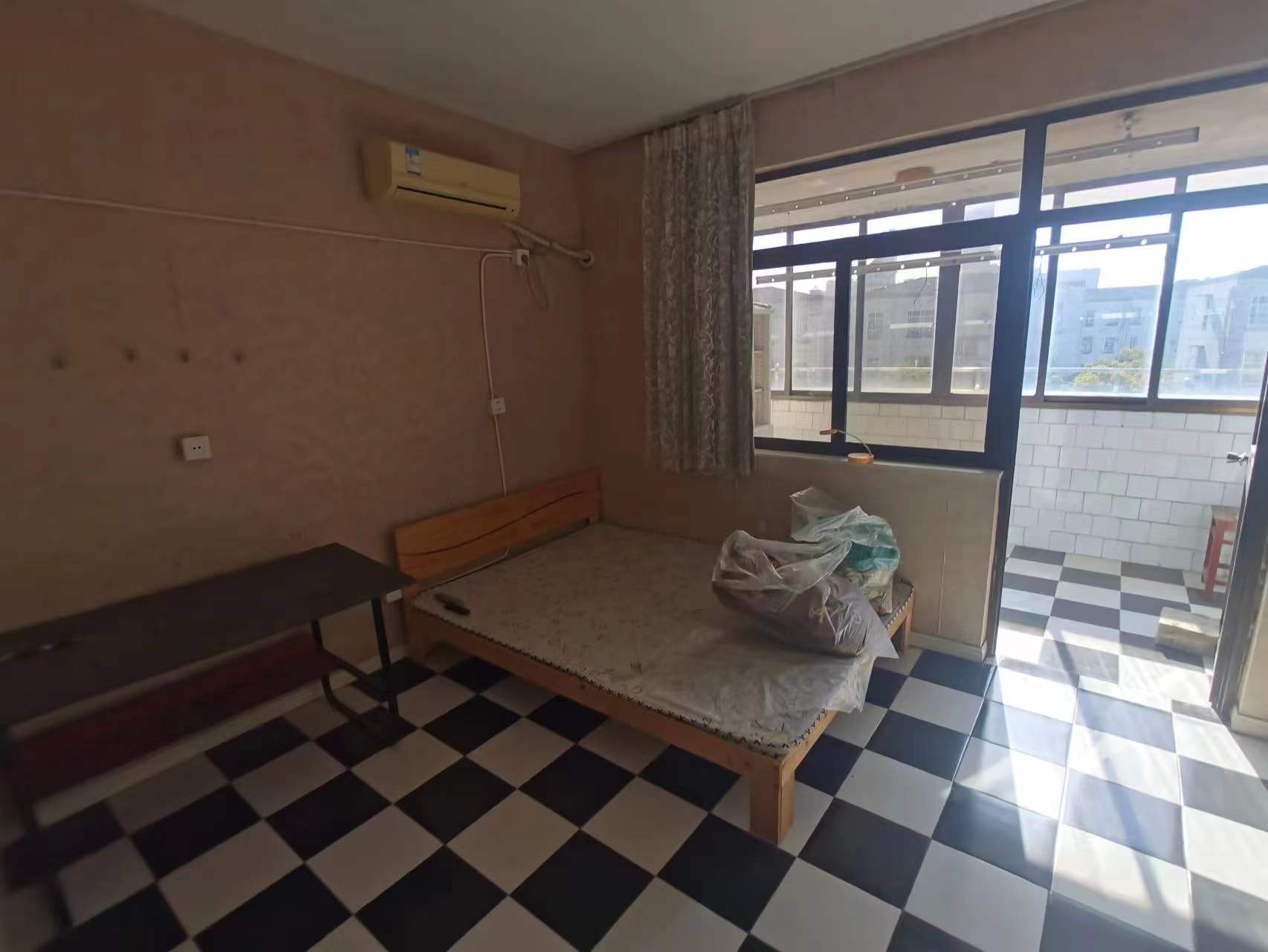 银花苑 4室1厅2卫 113m&sup2;