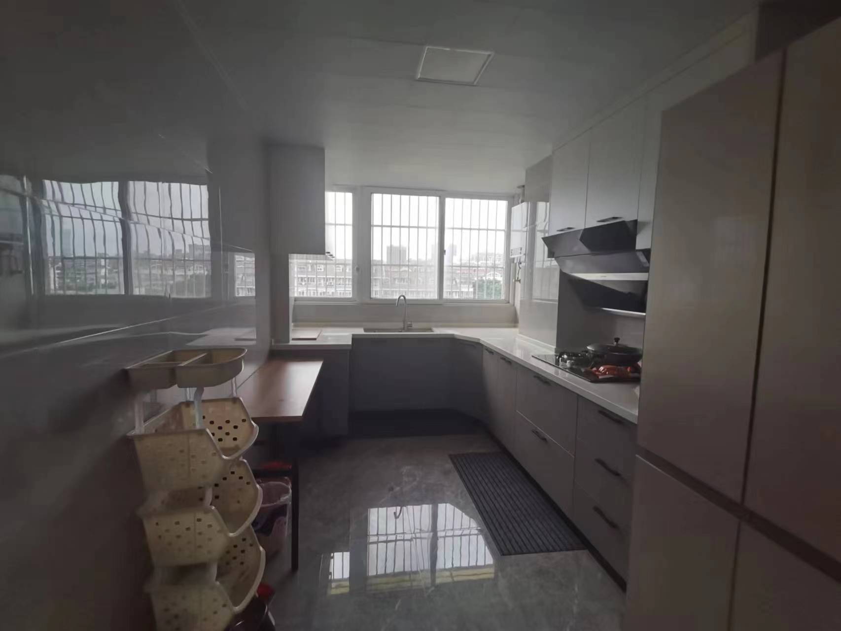 金辉花园 3室2厅1卫 131m&sup2;