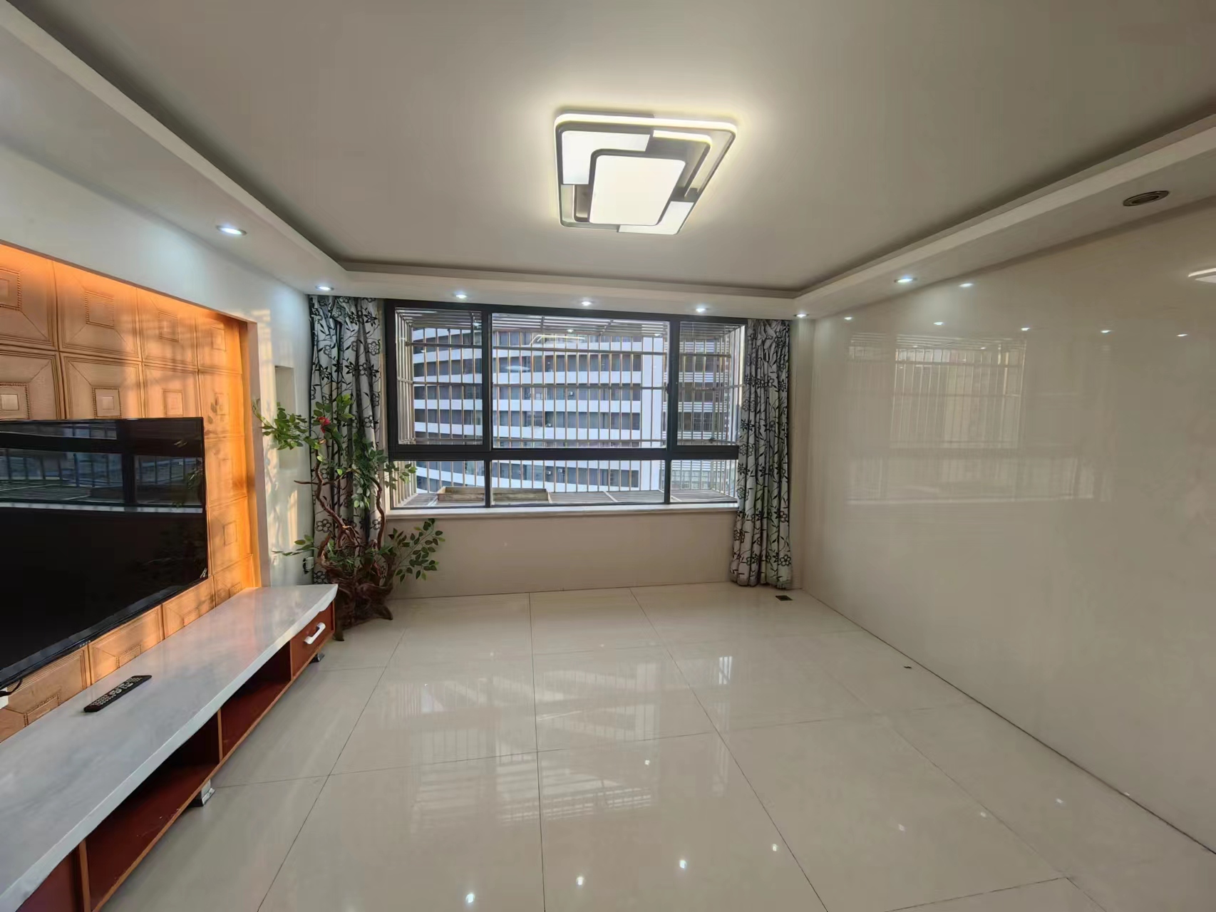 鸿运大厦 1室1厅卫 65m&sup2;