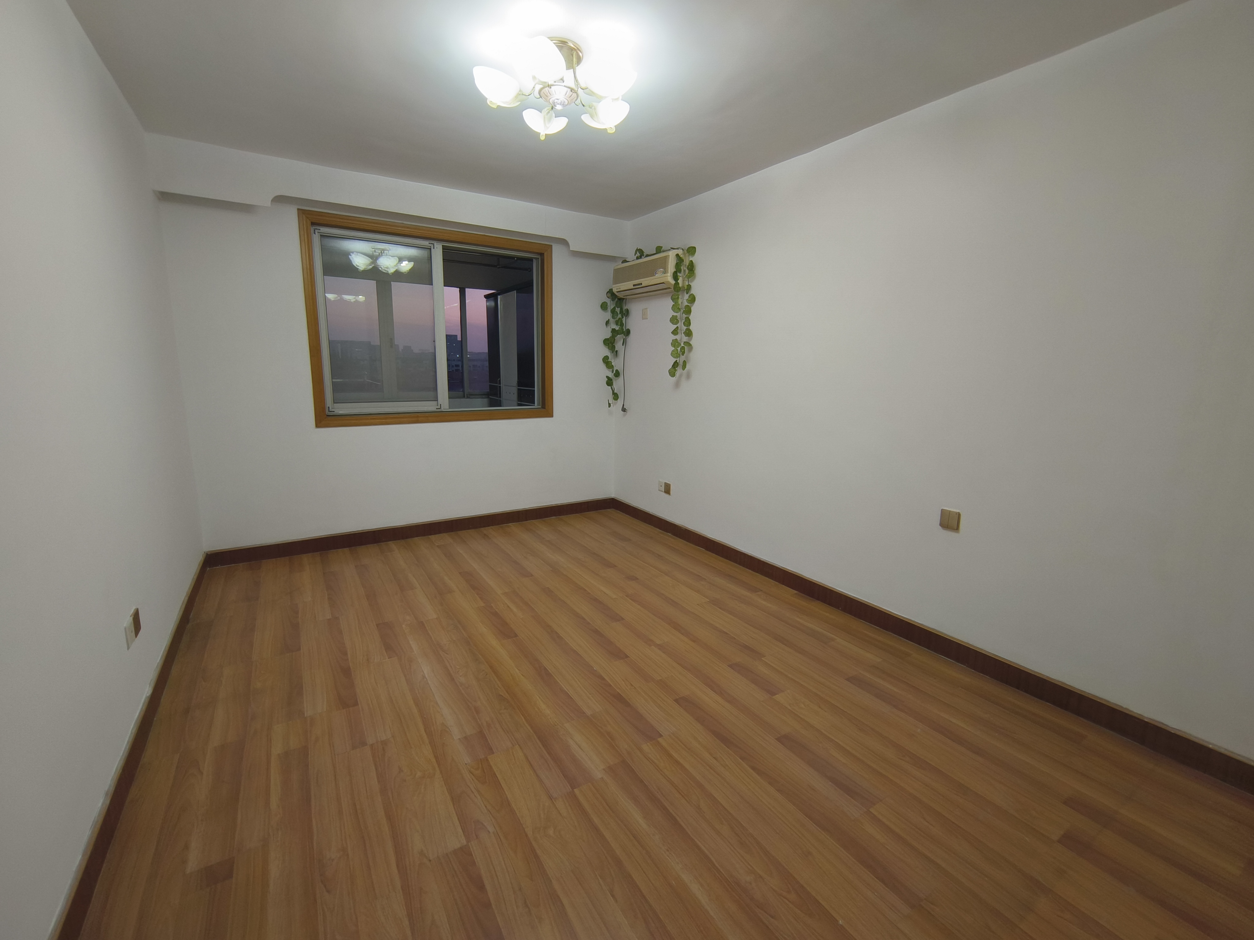 建筑一村 4室2厅2卫 151.4m&sup2;