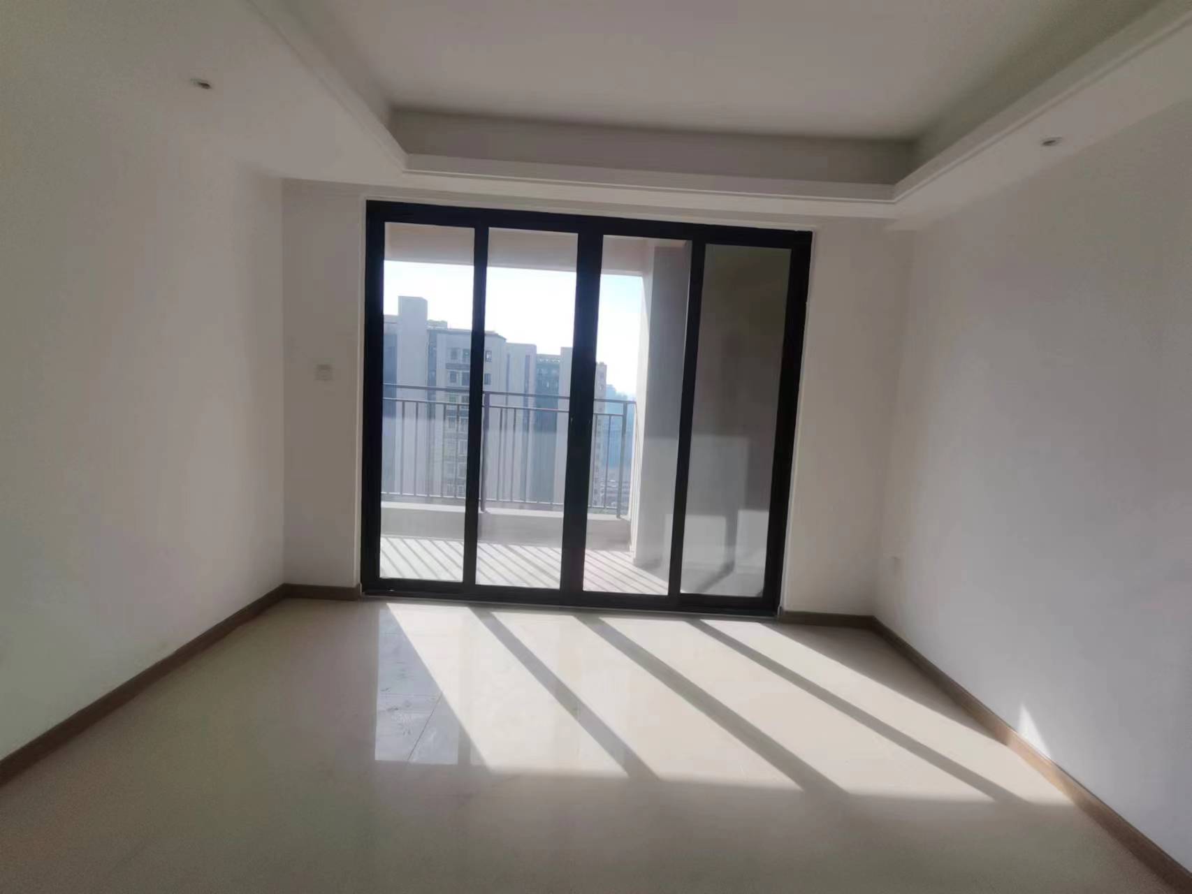 绿地新里城 3室2厅2卫 116m&sup2;