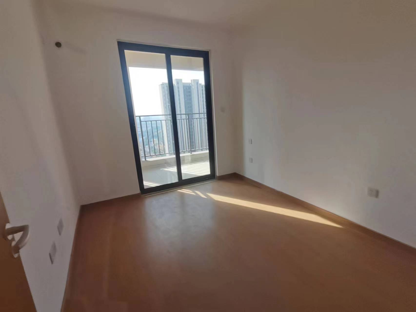 绿地新里城 3室2厅2卫 116m&sup2;
