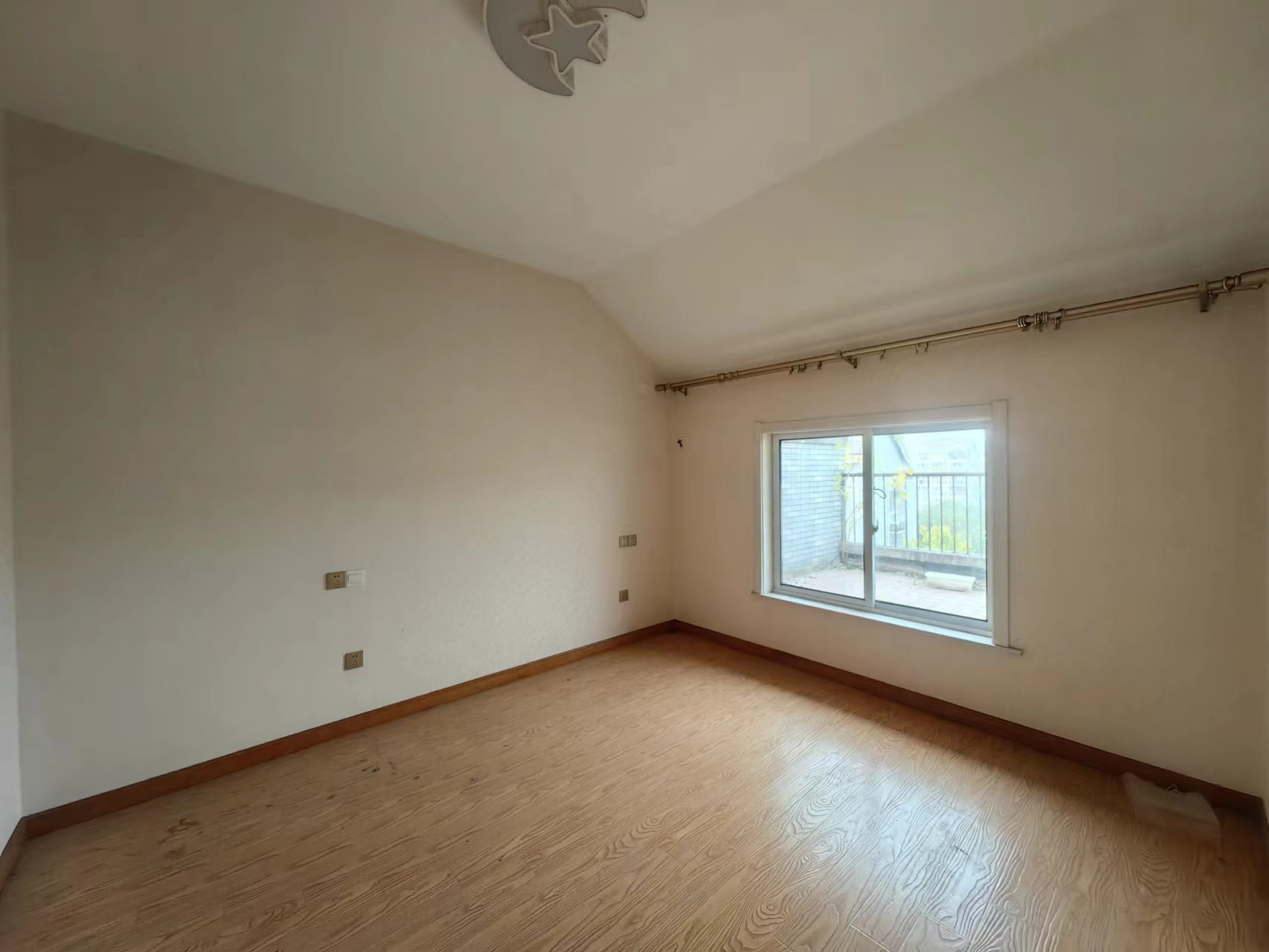 天山花苑 4室2厅2卫 102.70m&sup2;