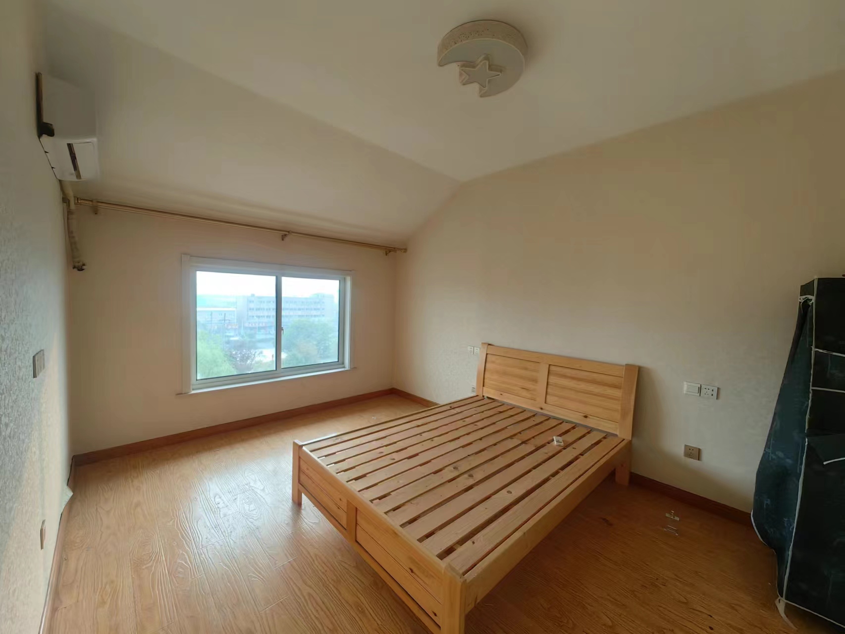 天山花苑 4室2厅2卫 102.70m&sup2;