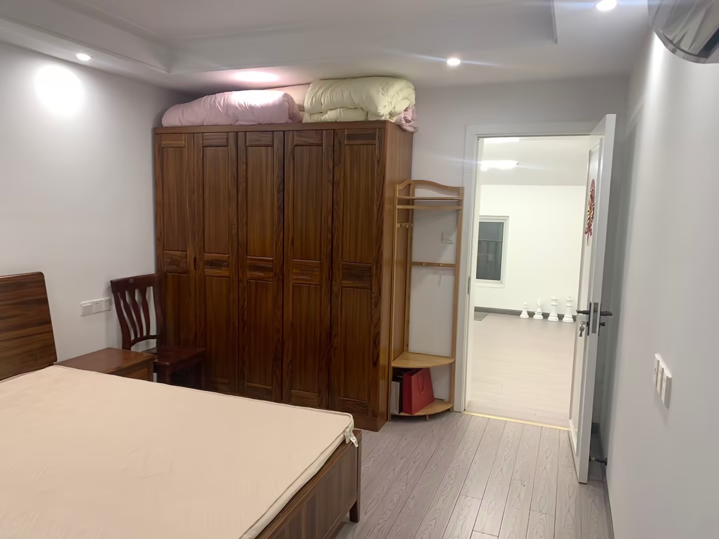 虹桥新苑 4室2厅1卫 160m&sup2;