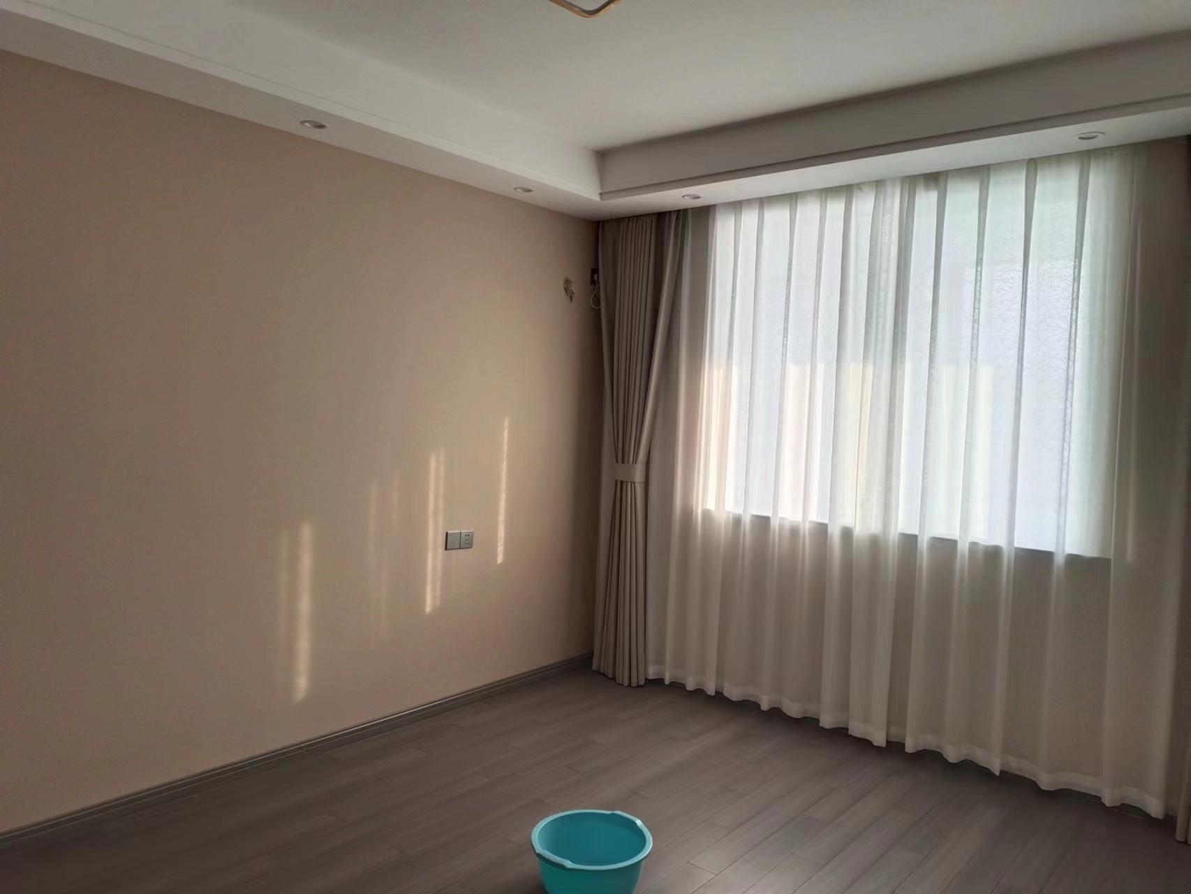 泰山公寓 4室2厅2卫 144m²