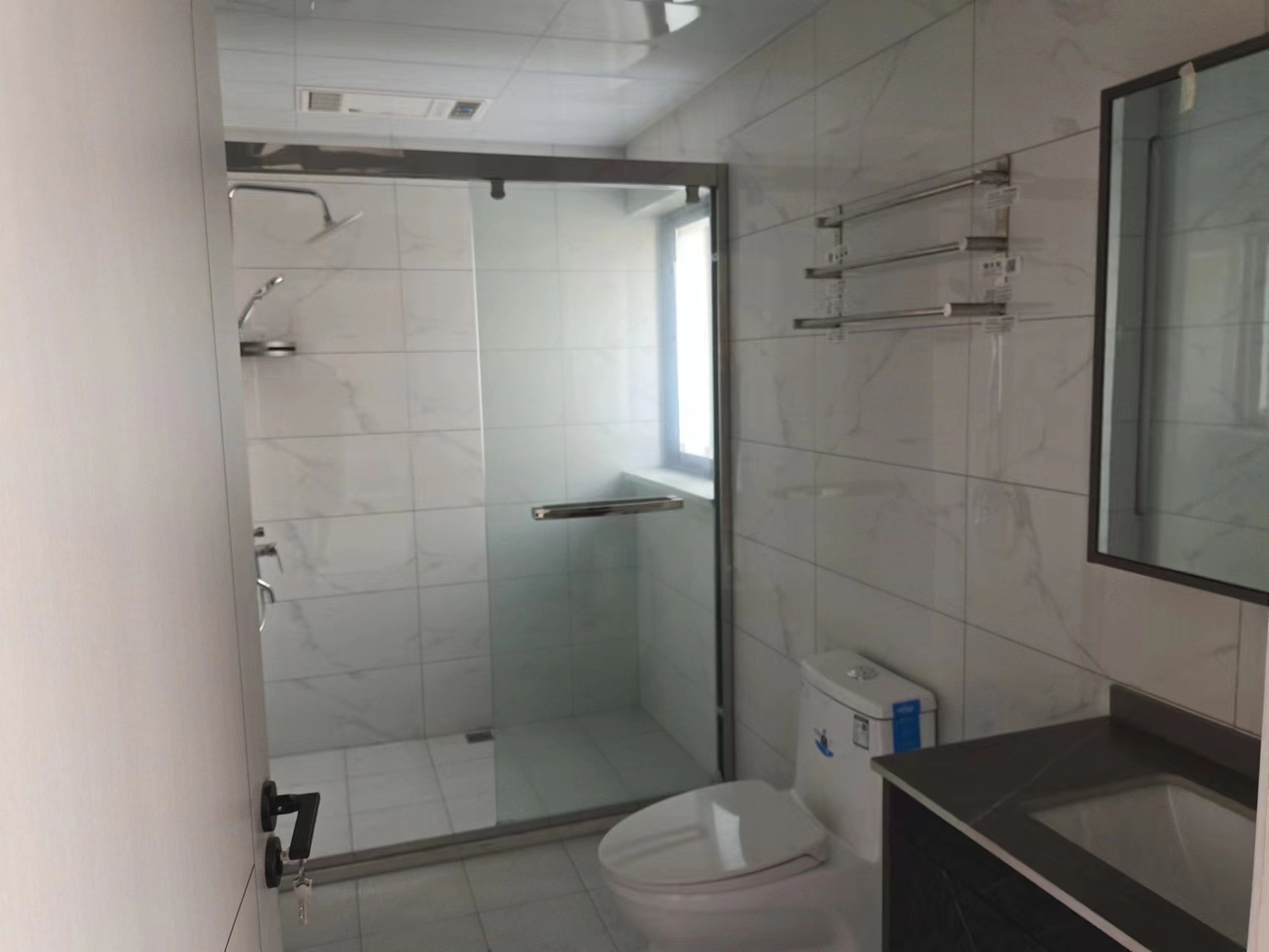 泰山公寓 4室2厅2卫 144m²
