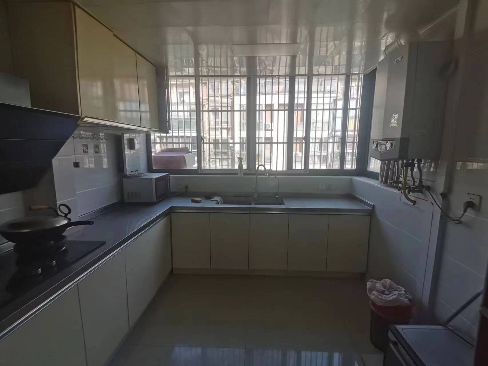 德诚嘉园 3室2厅1卫 140m&sup2;