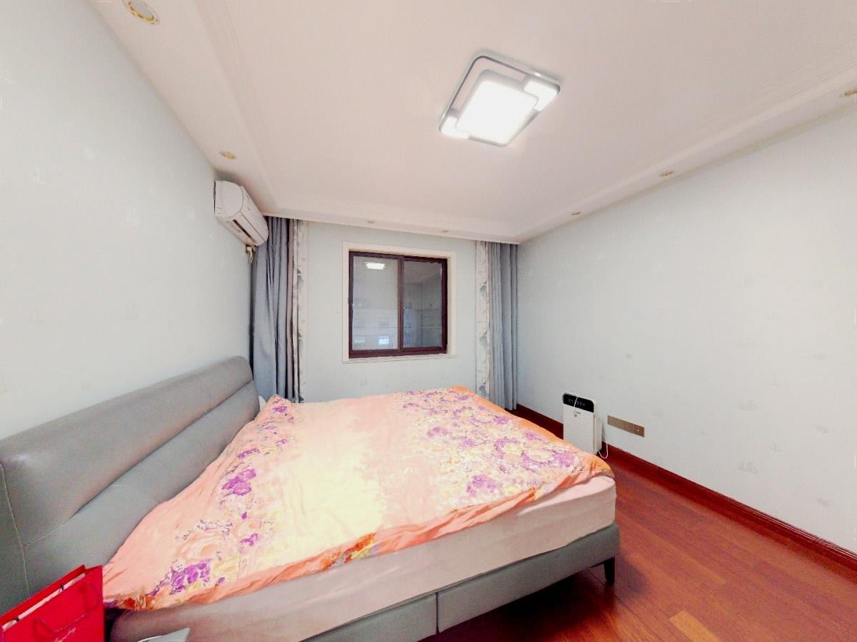 外滩小区 3室2厅1卫 142m&sup2;