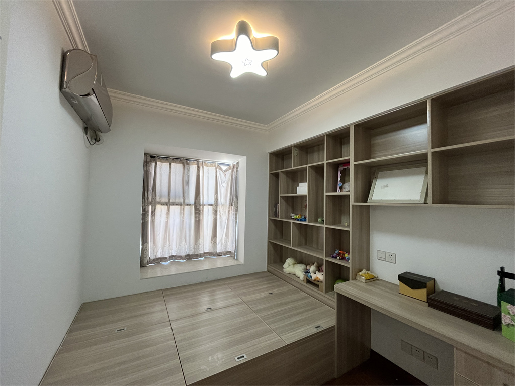 万达华府 4室2厅2卫 141m&sup2;