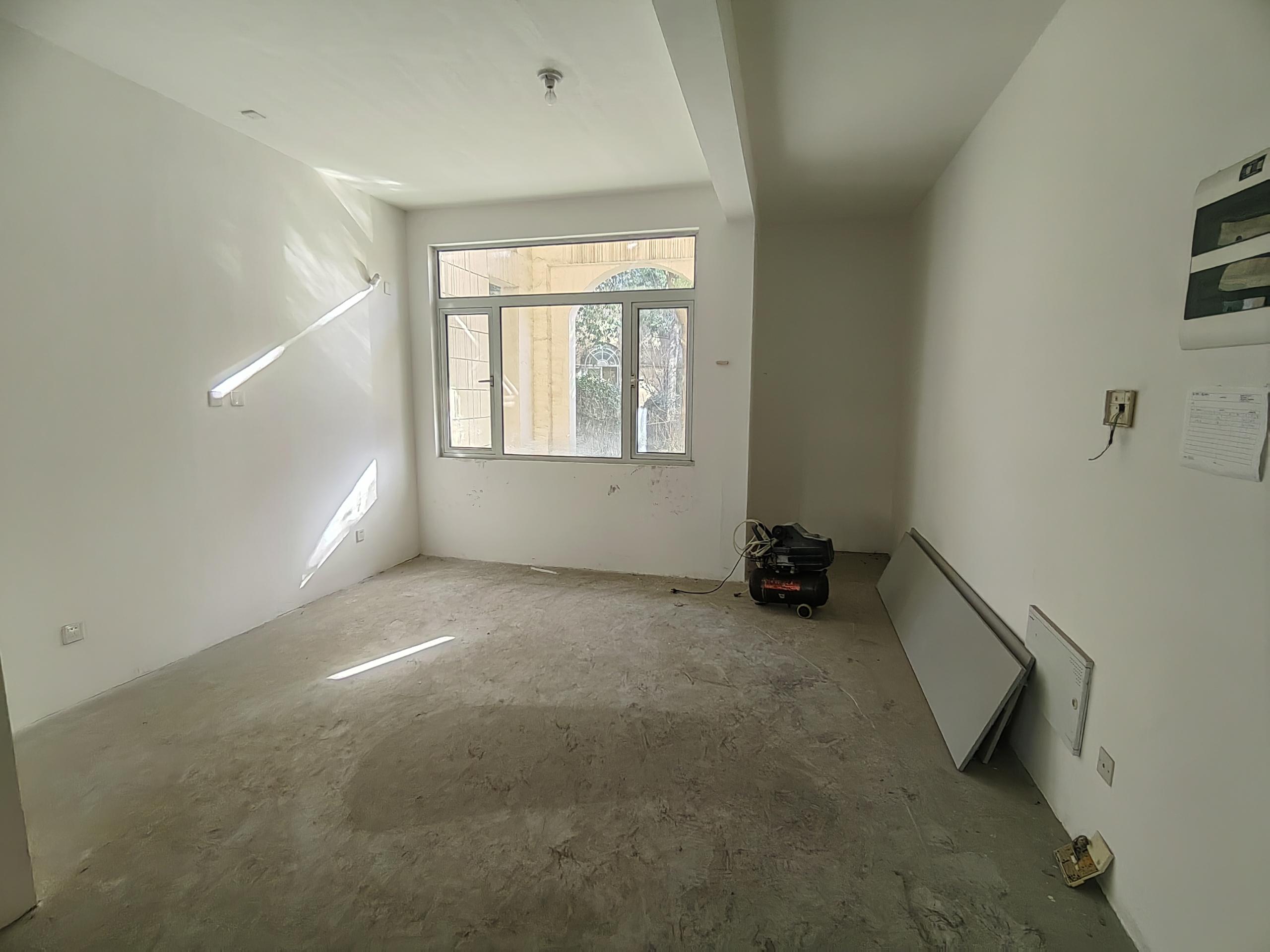 军山花园 5室2厅3卫 212m²