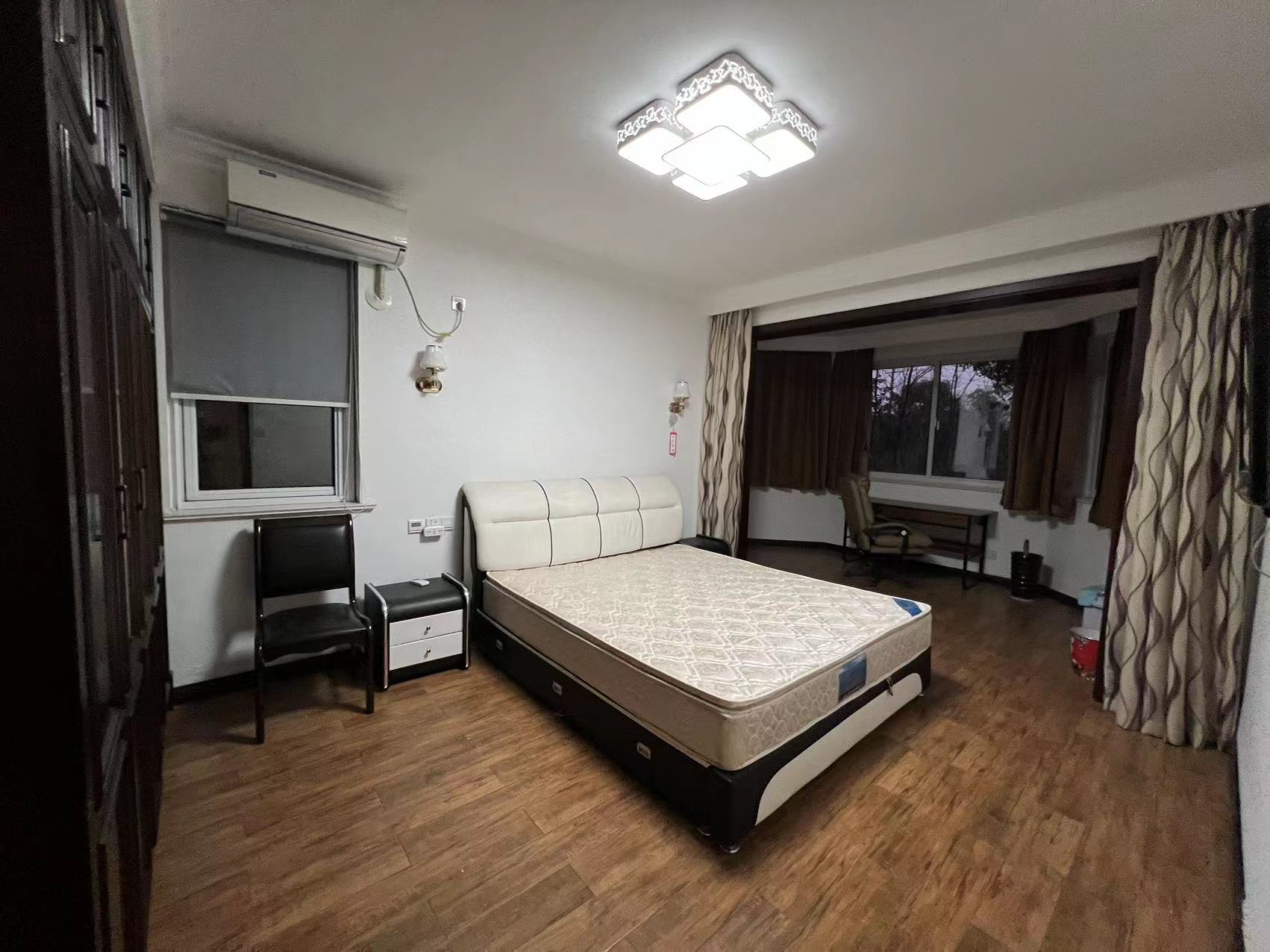 军山花园 4室3厅2卫 210m&sup2;
