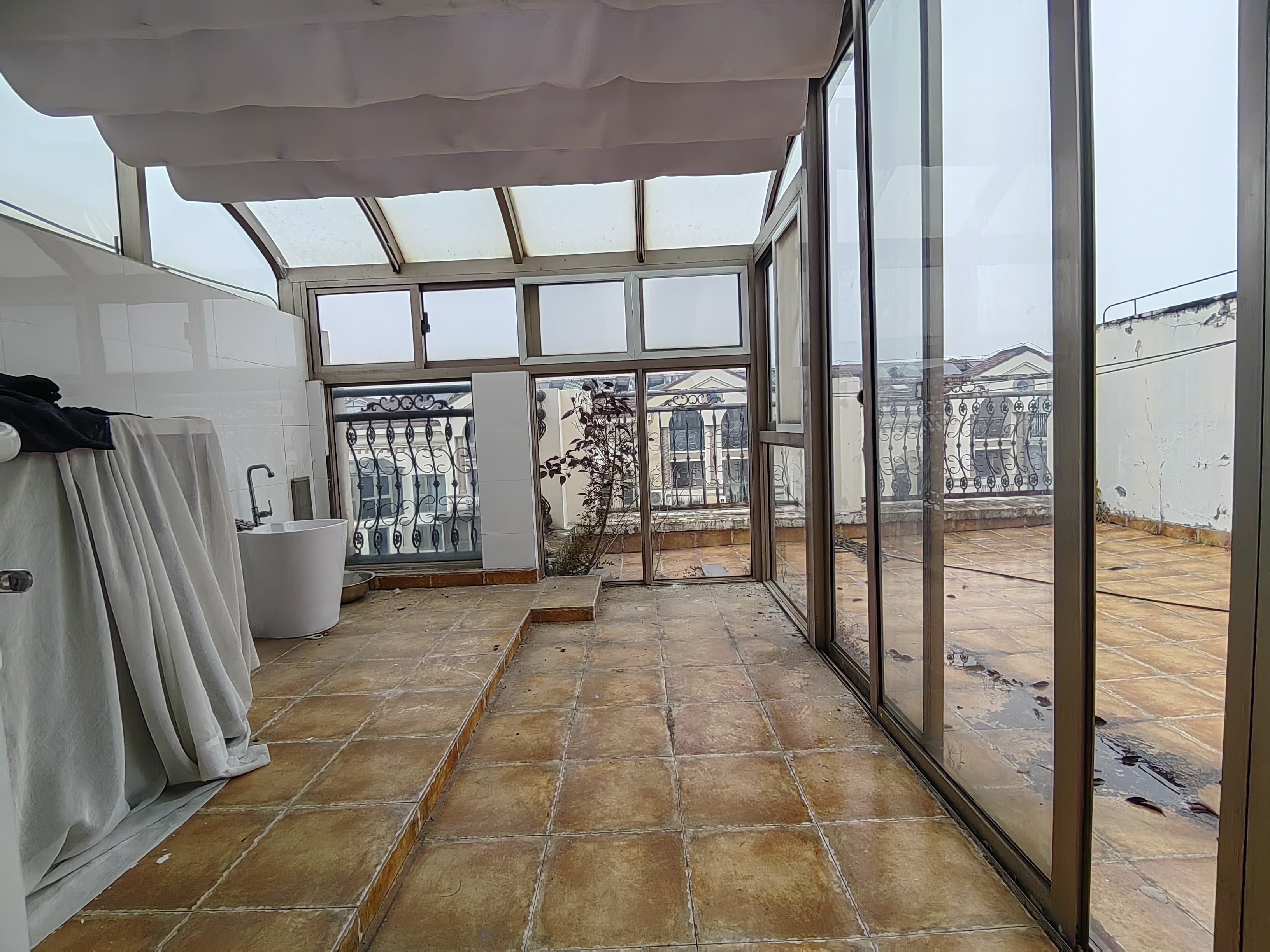 军山花园 4室2厅2卫 240.00m&sup2;