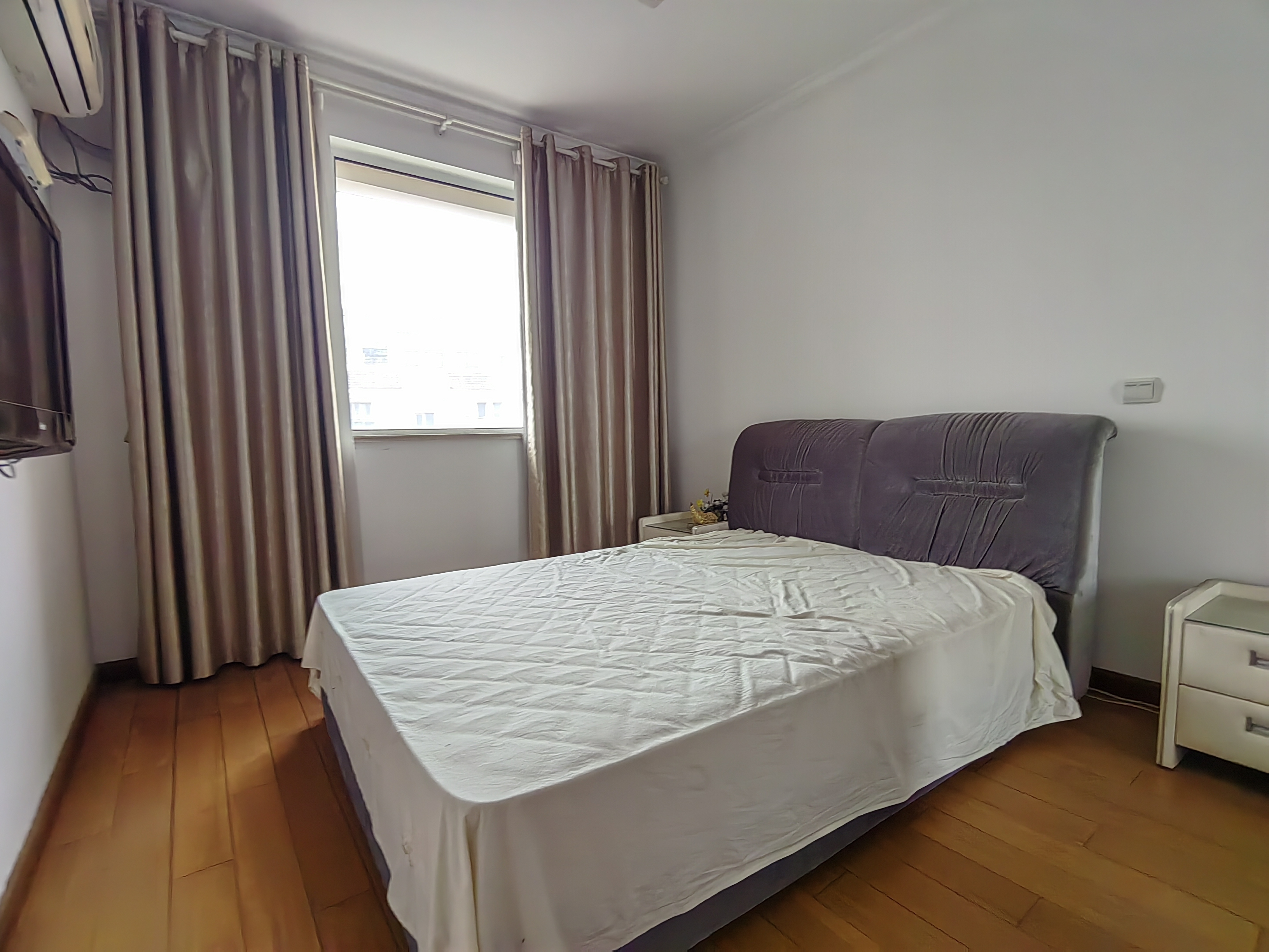 军山花园 4室2厅2卫 240.00m&sup2;