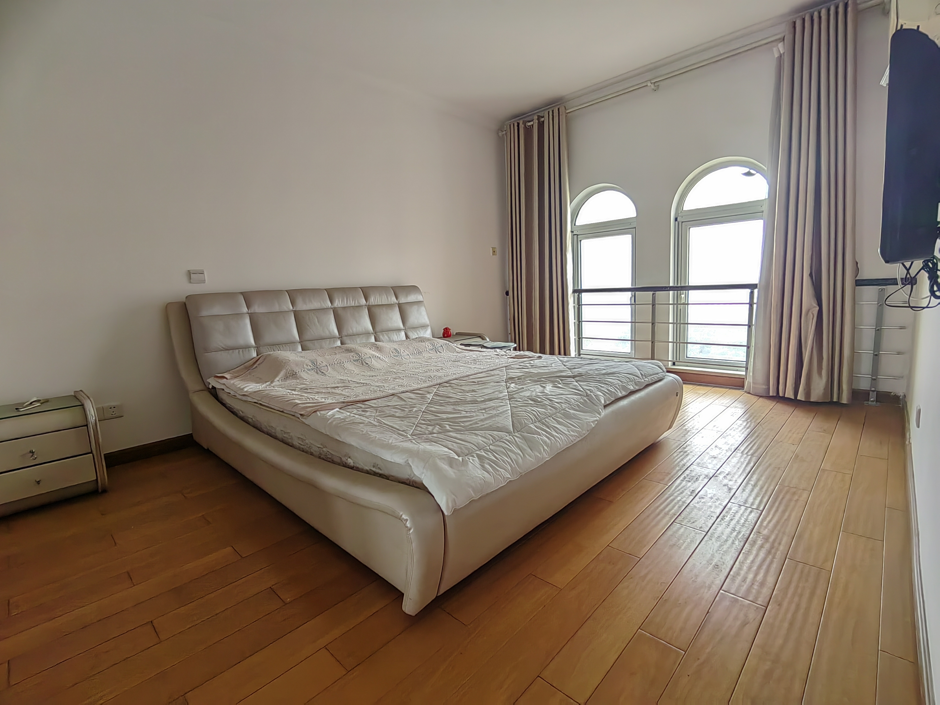 军山花园 4室2厅2卫 240.00m&sup2;