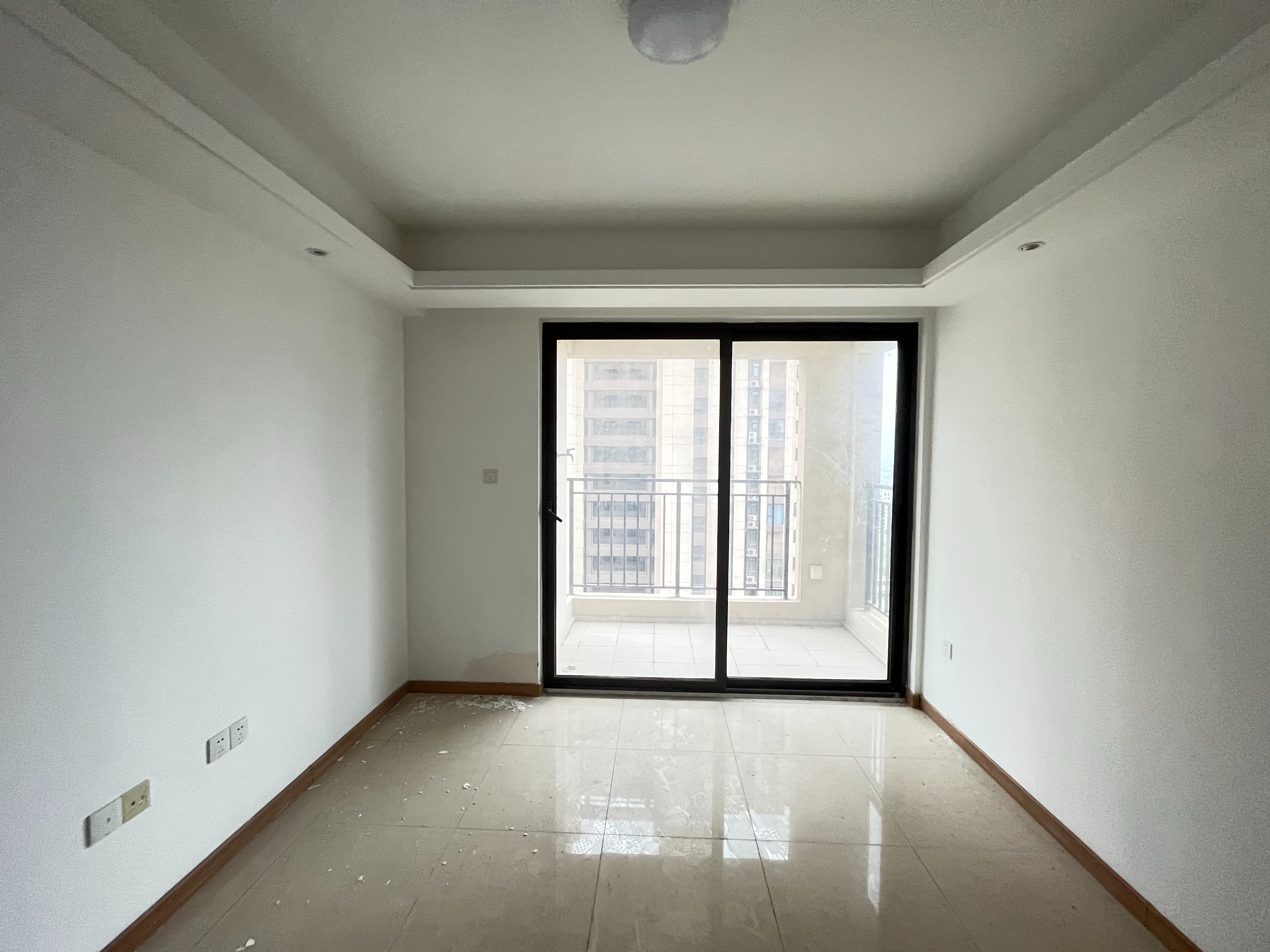 绿地新里城 3室2厅1卫 93m&sup2;