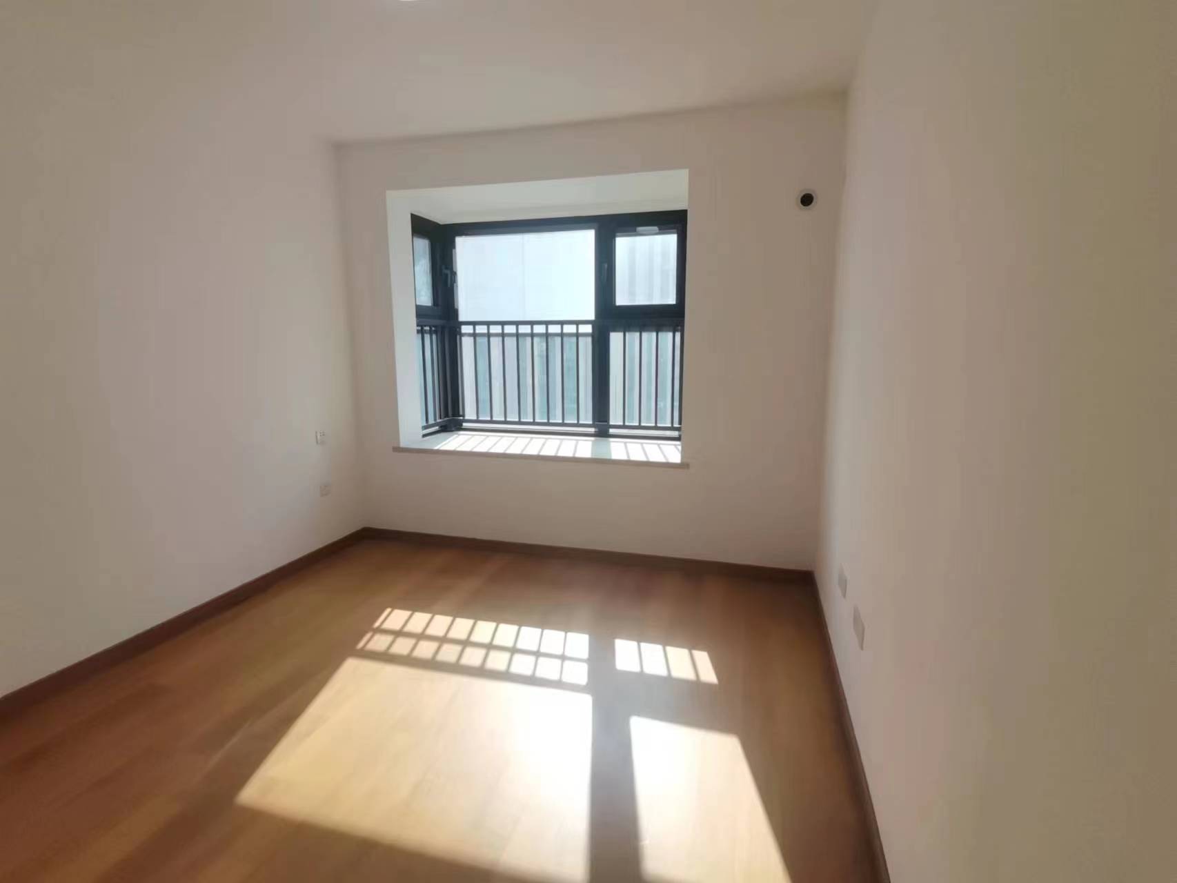 绿地新里城 3室2厅2卫 106m&sup2;