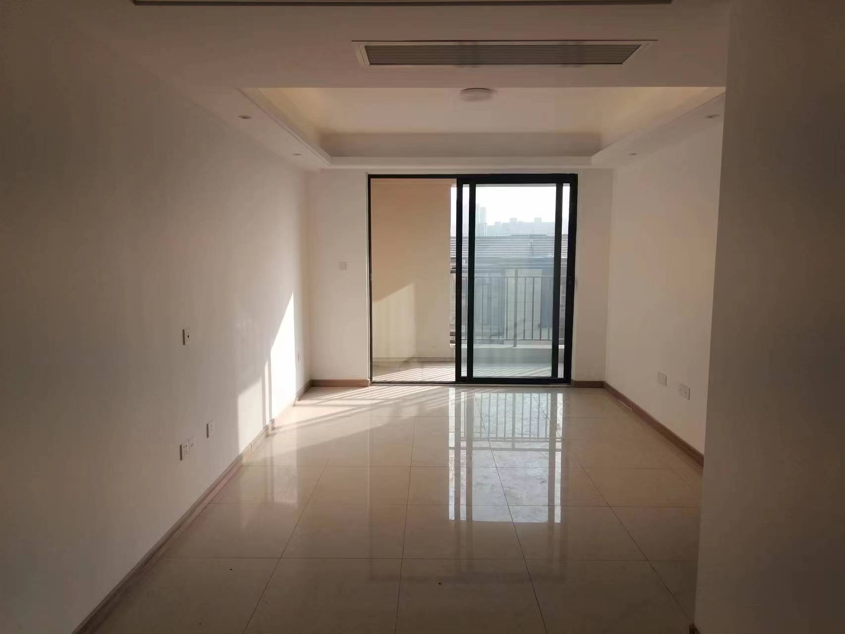 绿地新里城 3室2厅1卫 95m&sup2;