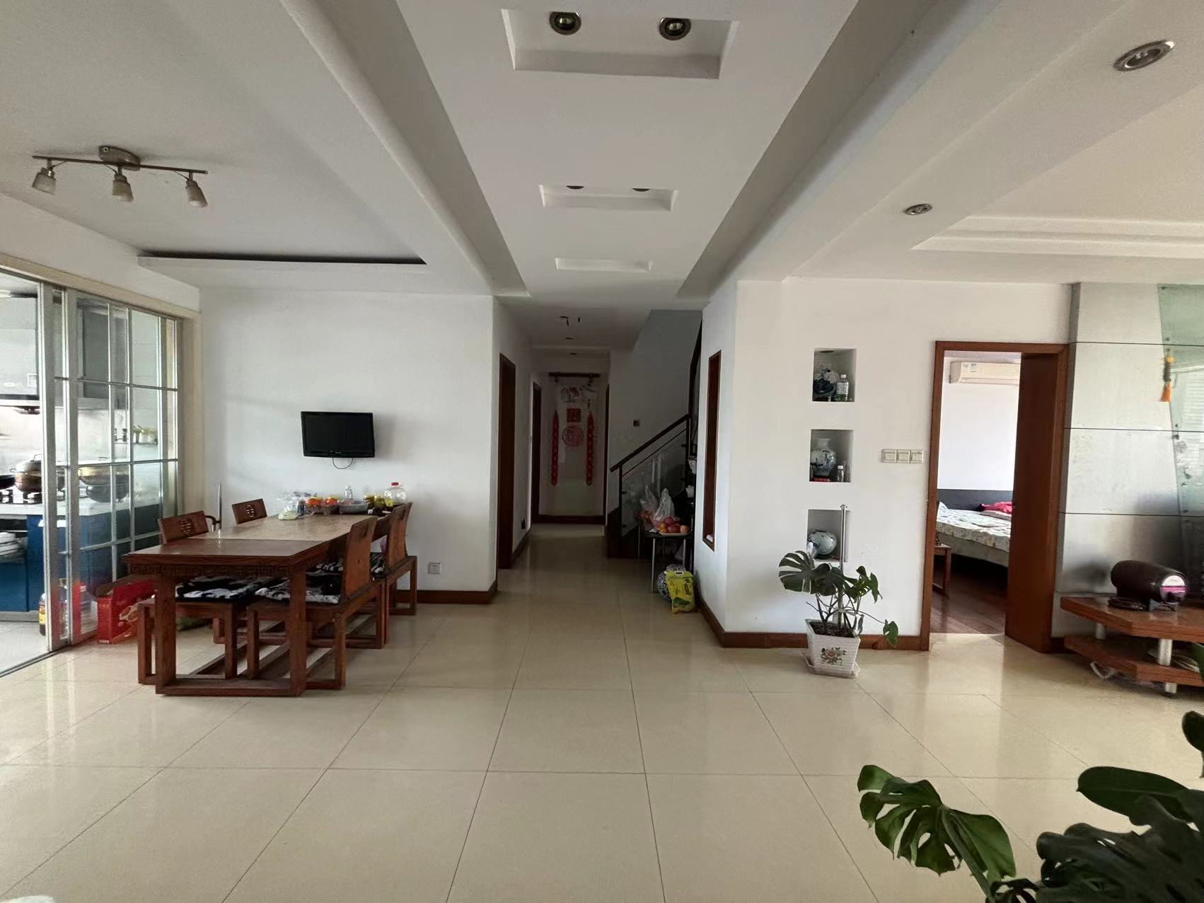 虹景园 4室2厅2卫 136m&sup2;