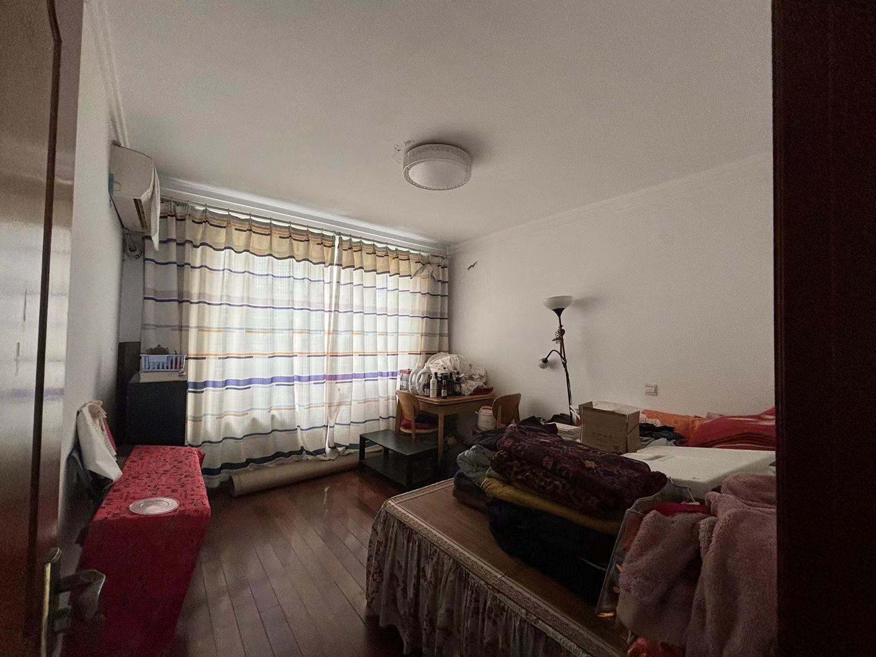 虹景园 4室2厅2卫 136m&sup2;