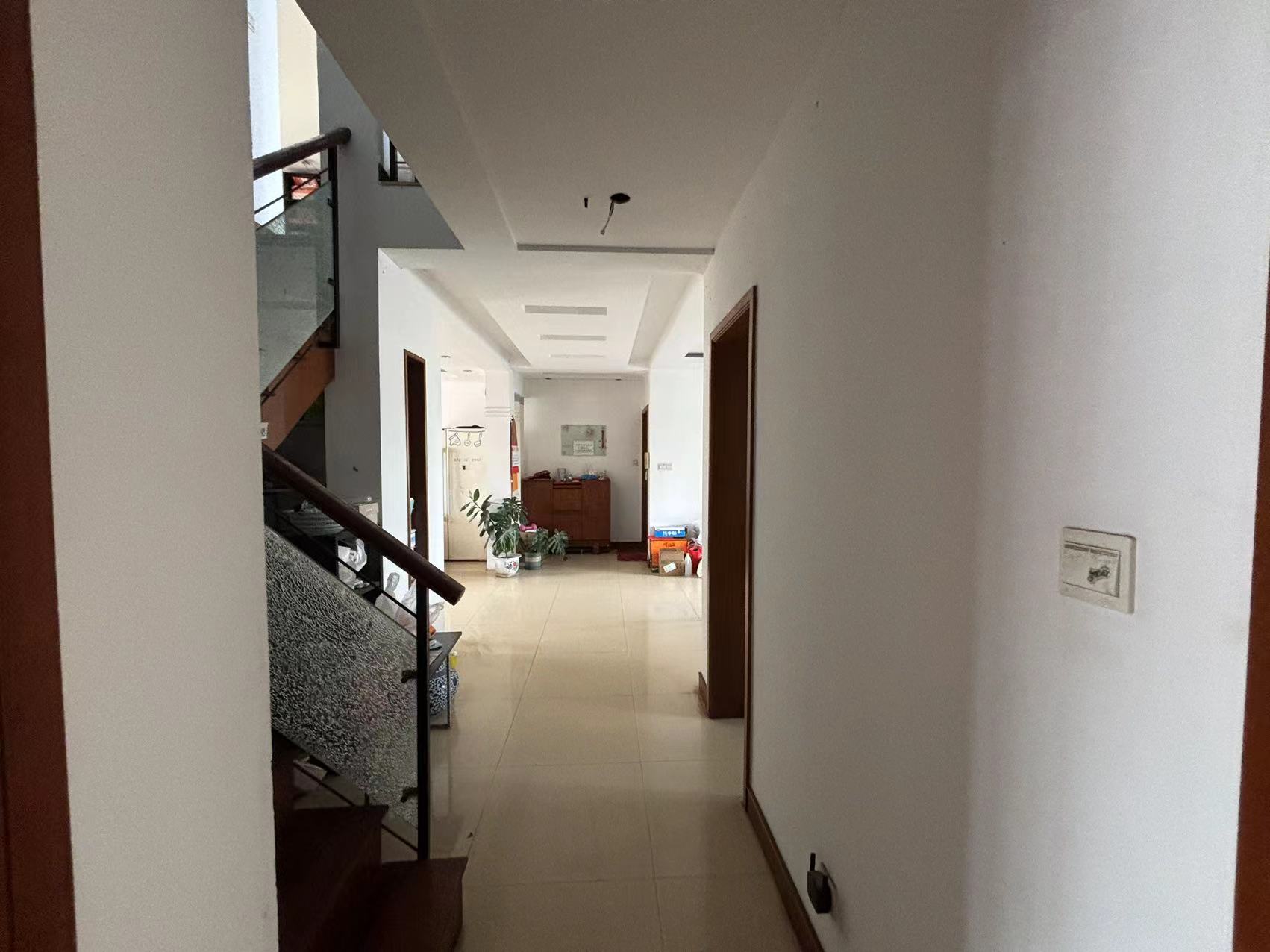 虹景园 4室2厅2卫 136m&sup2;