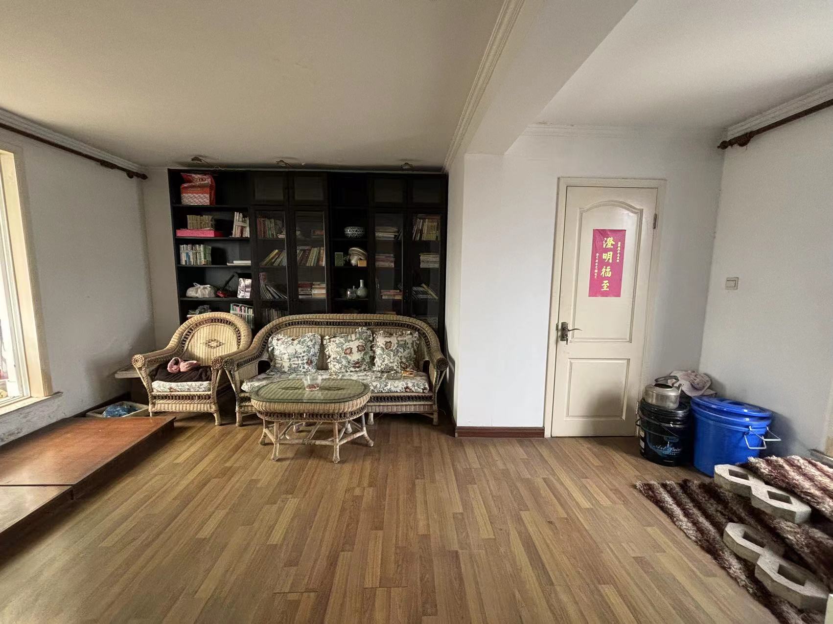 虹景园 4室2厅2卫 136m&sup2;