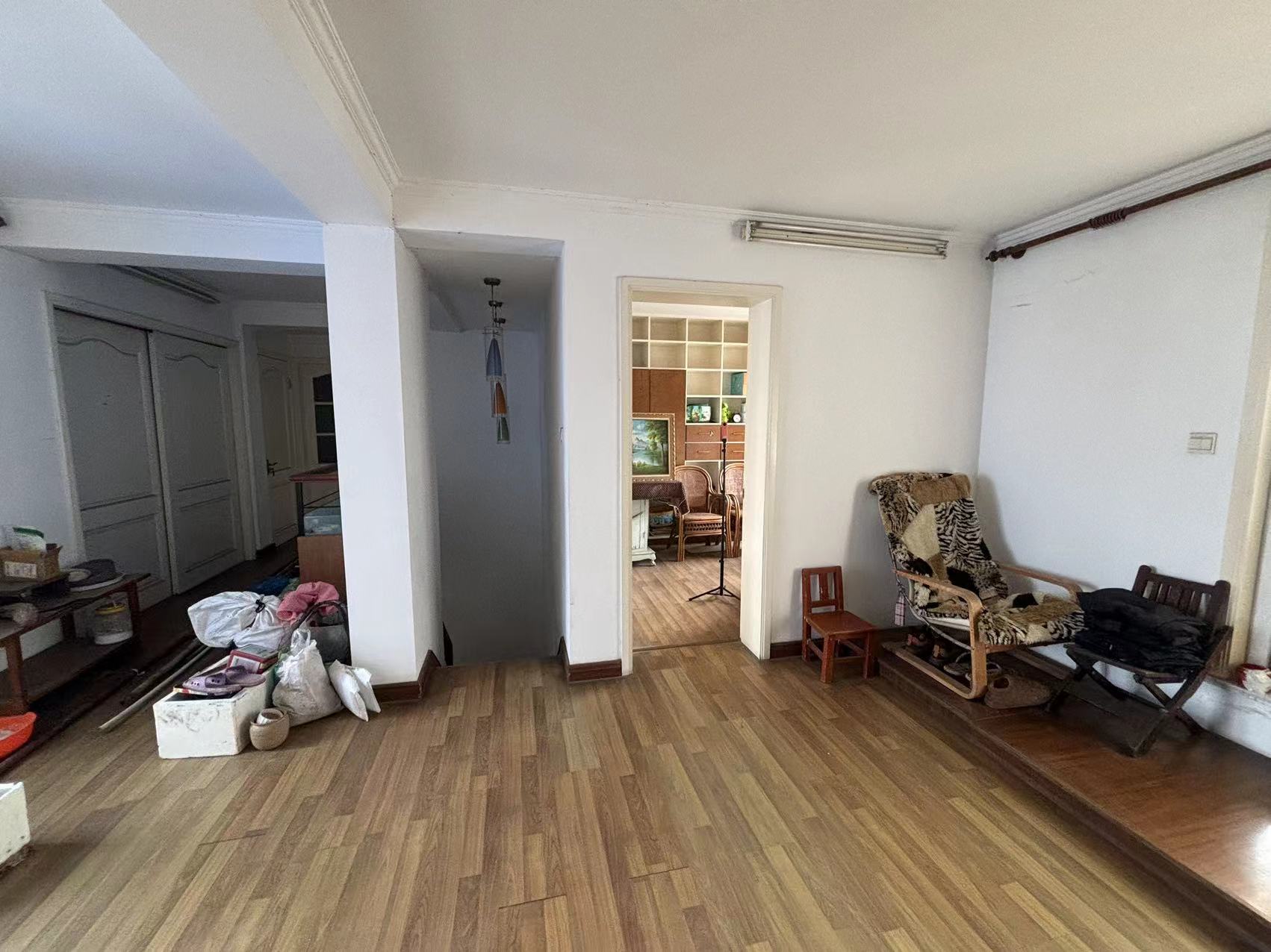 虹景园 4室2厅2卫 136m&sup2;