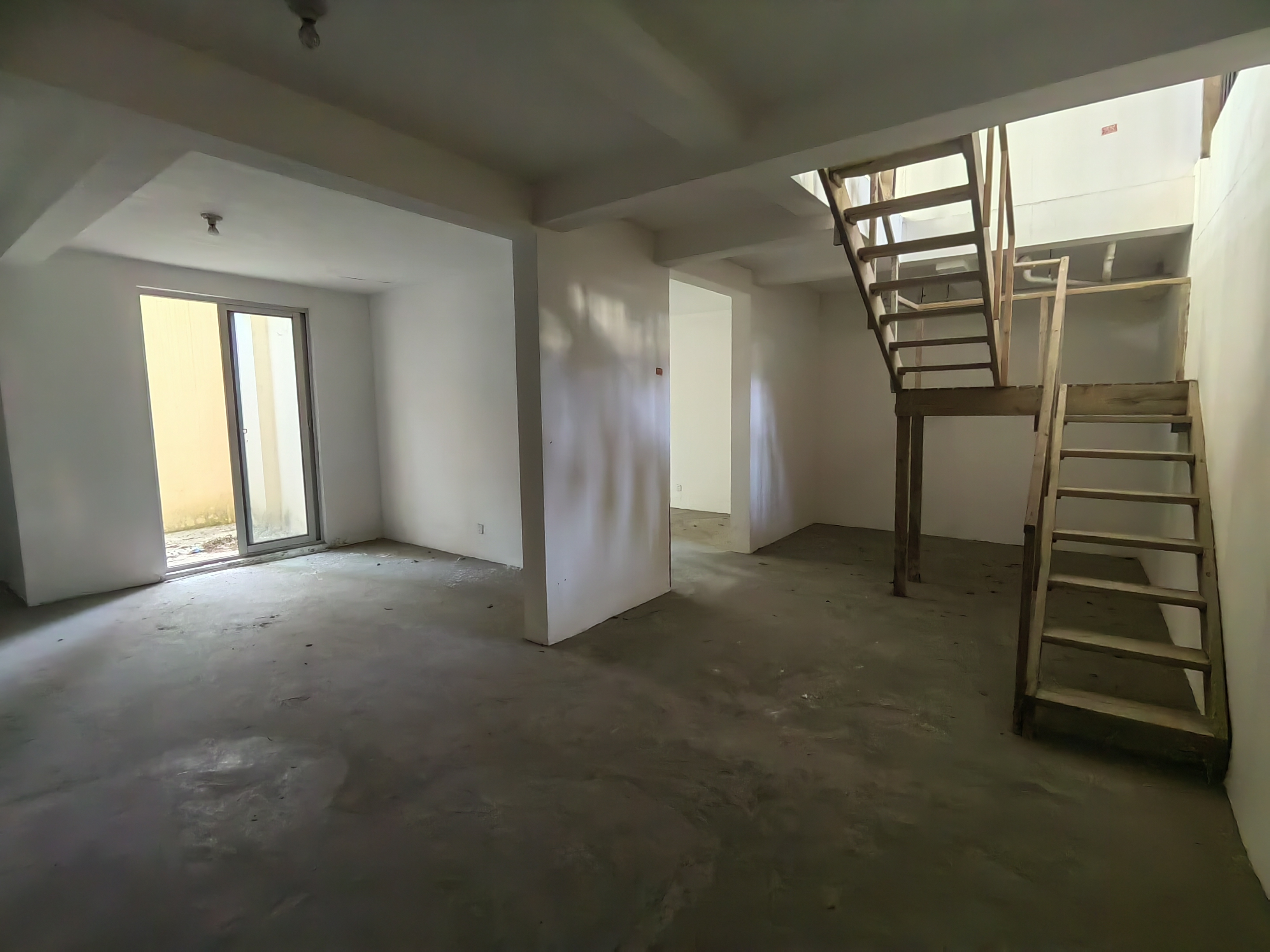 军山花园 4室2厅3卫 211.83m&sup2;