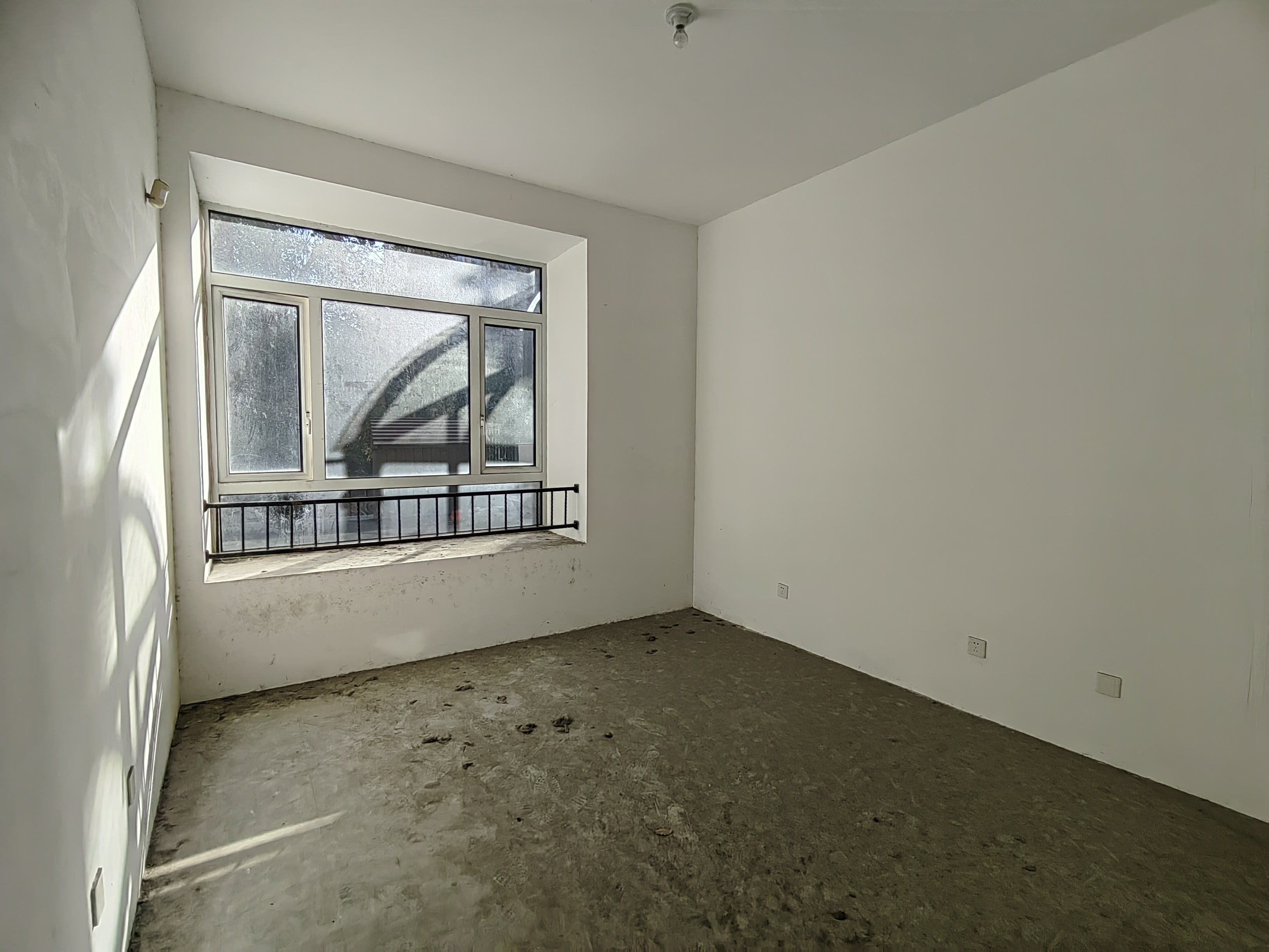 军山花园 4室2厅3卫 211.83m&sup2;