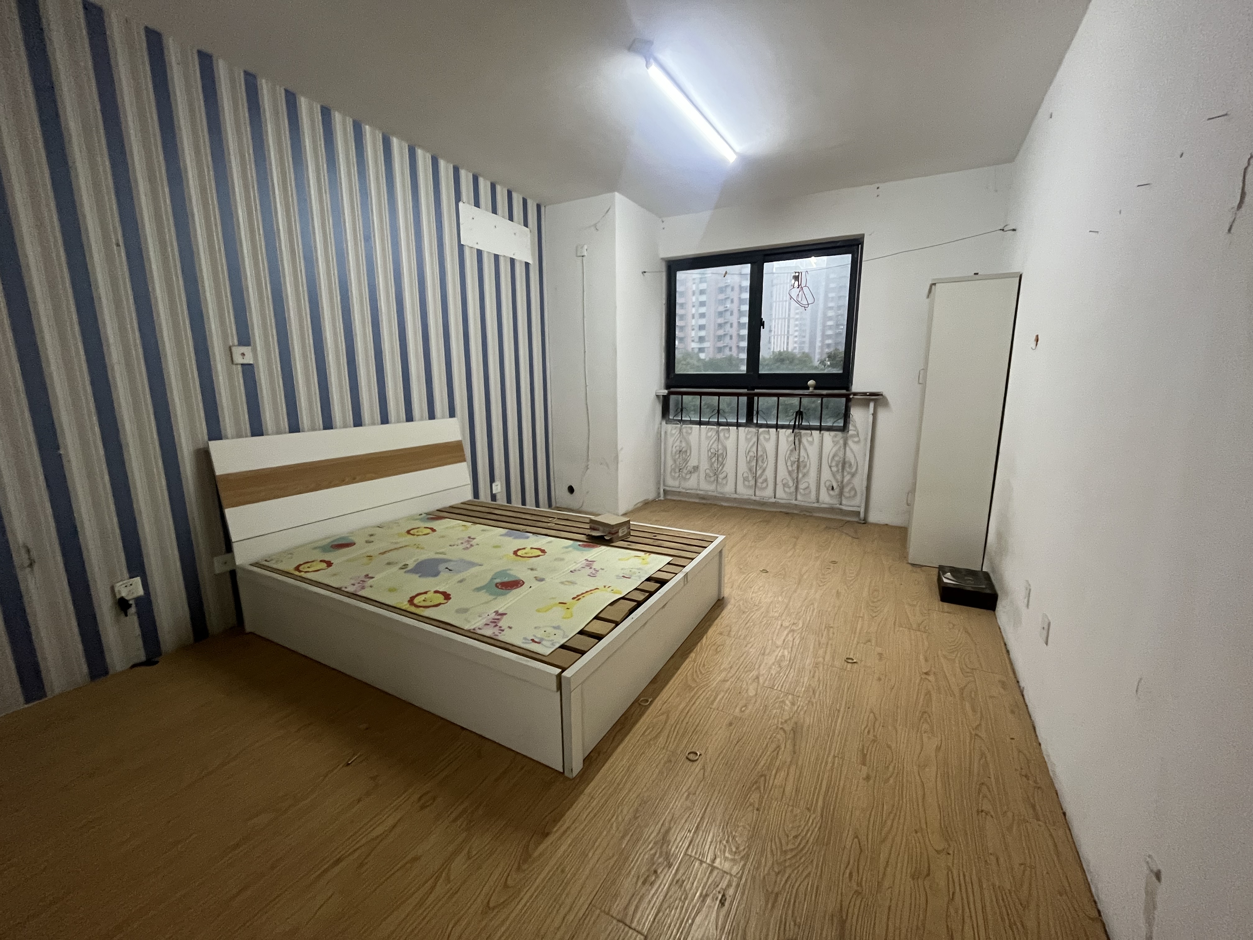 炜赋花苑 3室2厅1卫 128m&sup2;