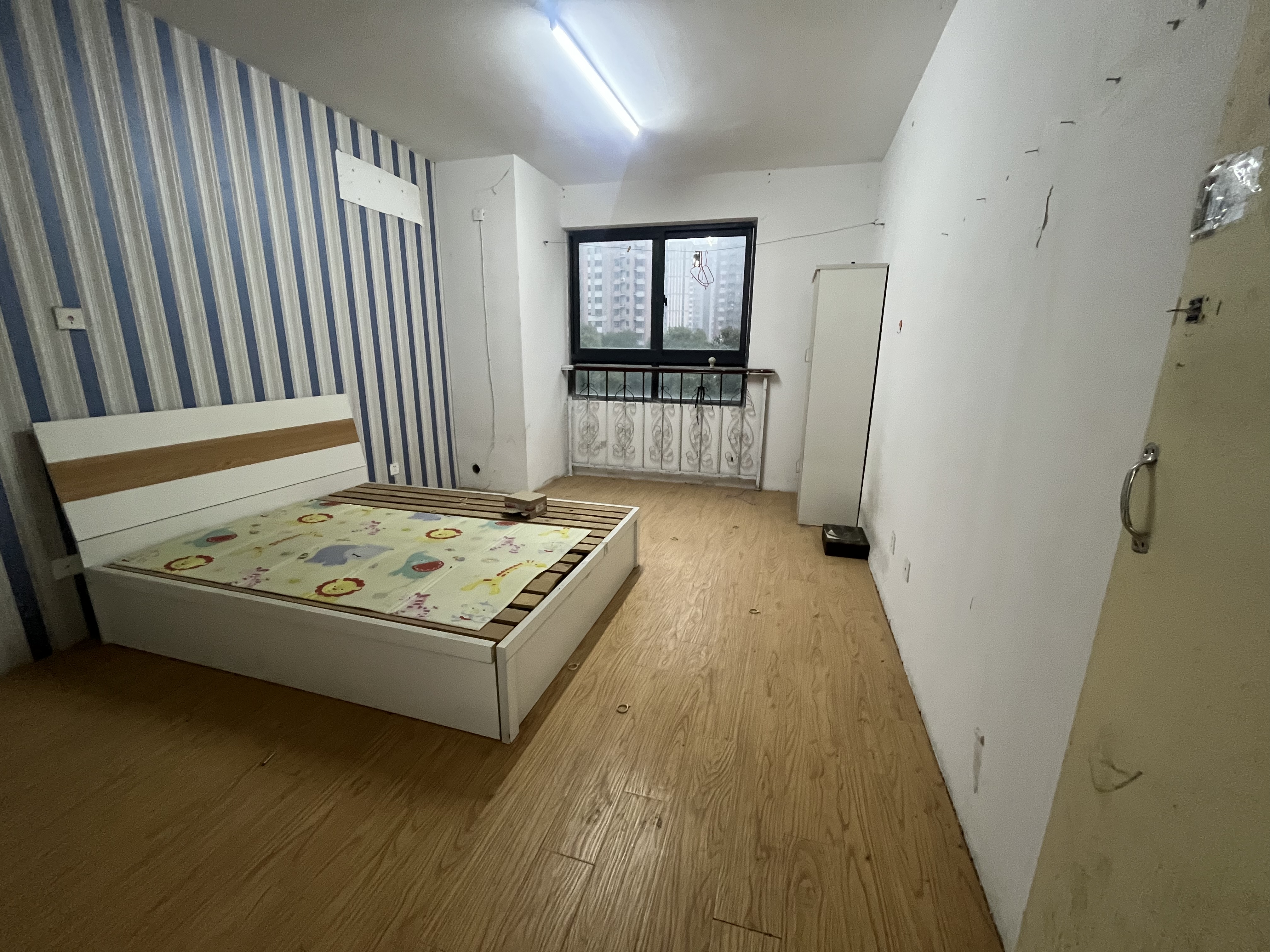 炜赋花苑 3室2厅1卫 128m&sup2;