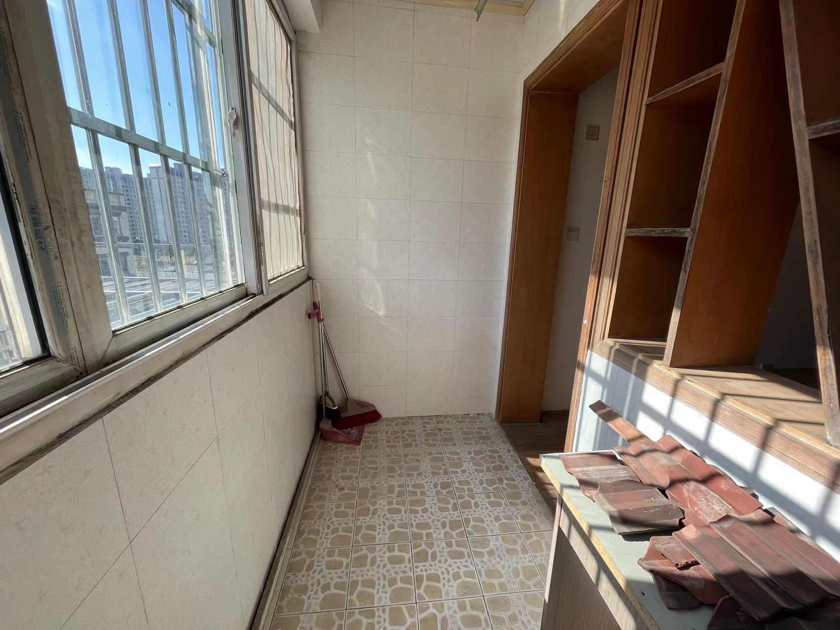 鸿运城市花苑 3室2厅1卫 108.77m&sup2;