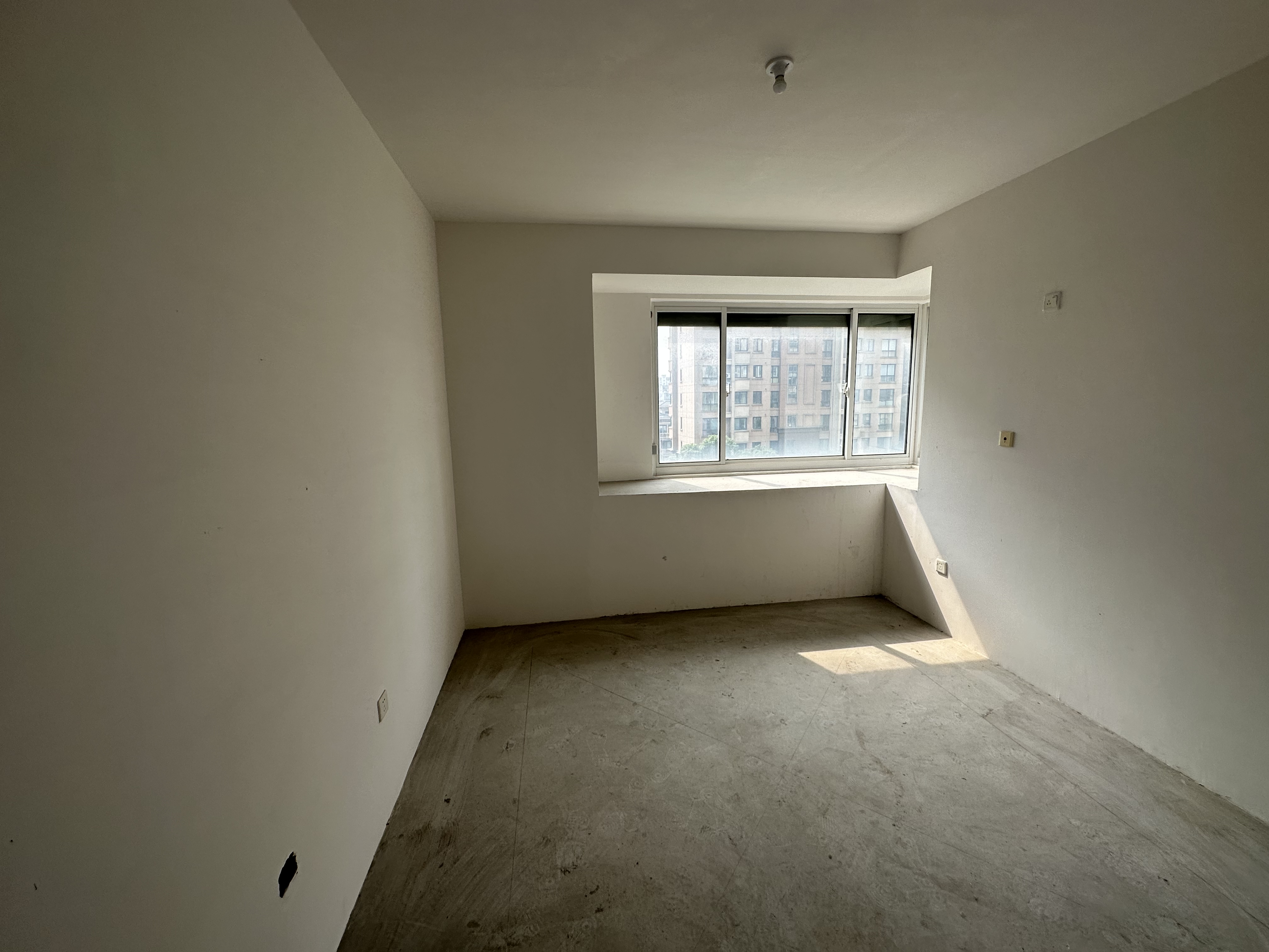 湖滨华庭 4室2厅2卫 143m&sup2;