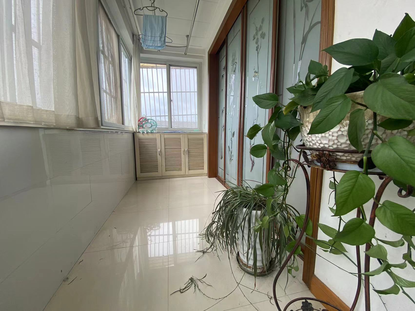 外滩小区 3室2厅1卫 95m&sup2;